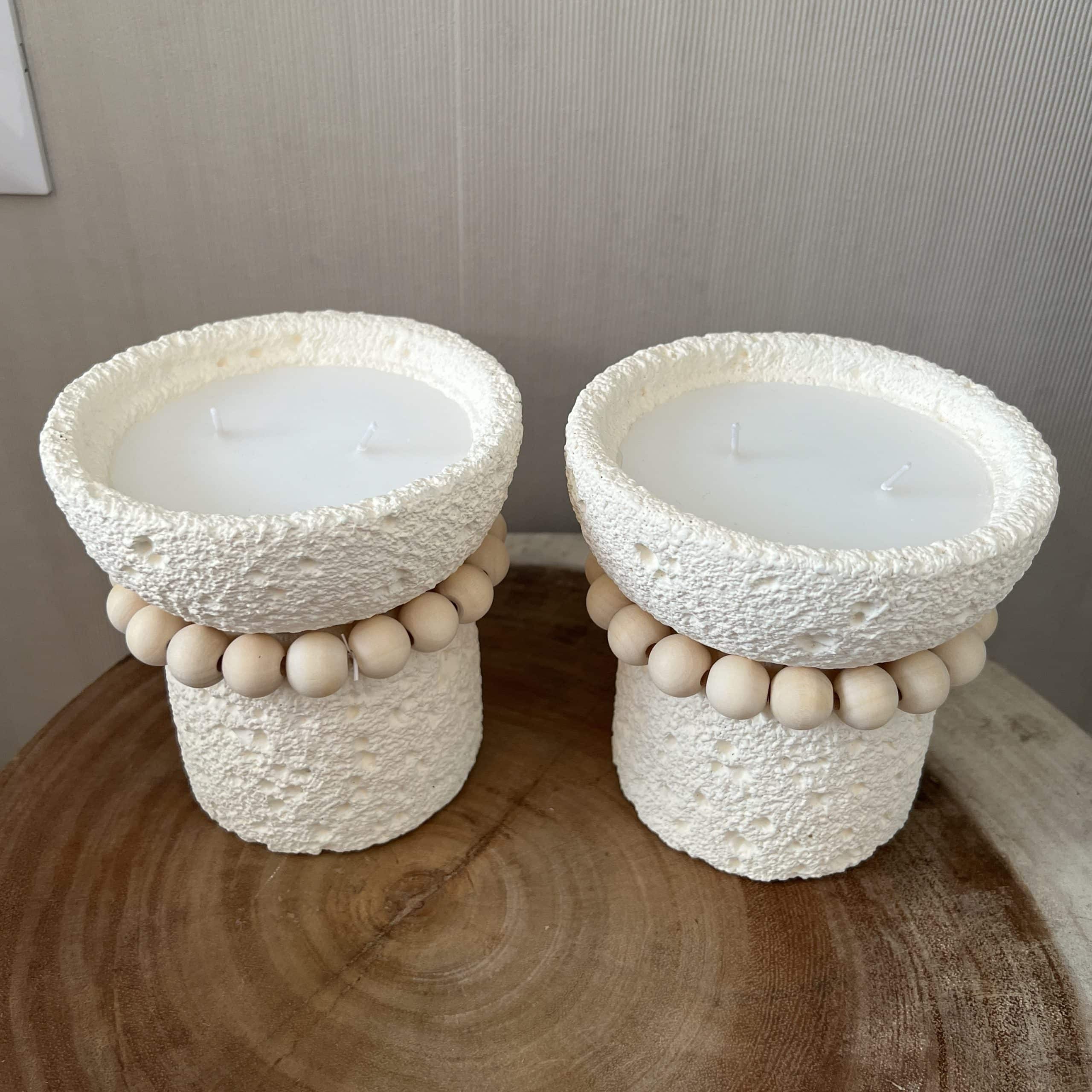 נר מעוצב בכלי אבן על רגל עיטורי עיגולי עץ דגם איקו נר מעוצב בכלי אבן על רגל עיטורי עיגולי עץ דגם איקו