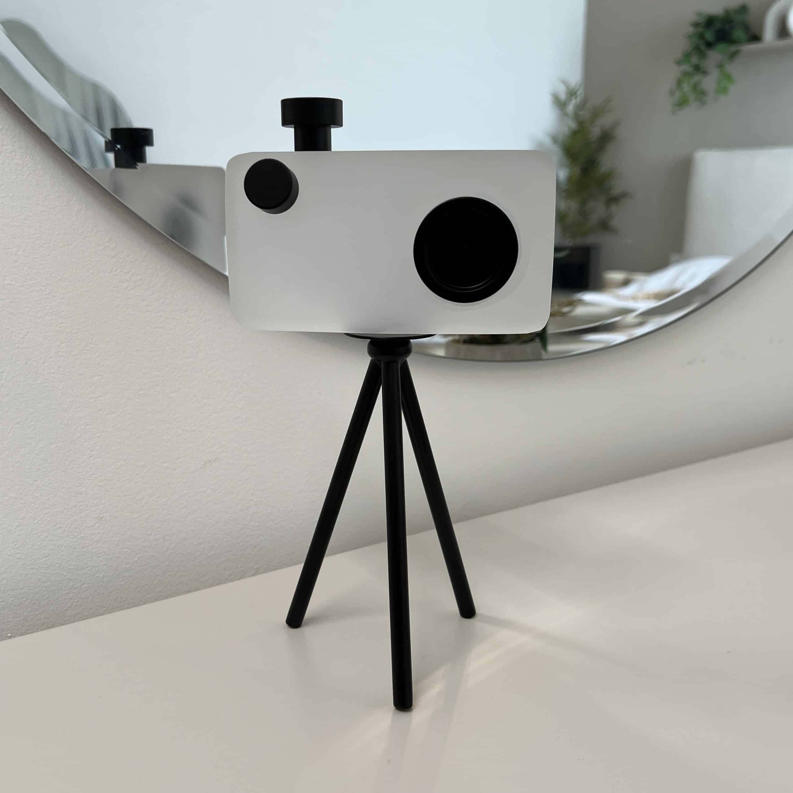 דקורציה מצלמה זכוכית חלבית עדשה שחורה עם סטנד שחור דגם איקו דקורציה מצלמה זכוכית חלבית עדשה שחורה עם סטנד שחור דגם איקו