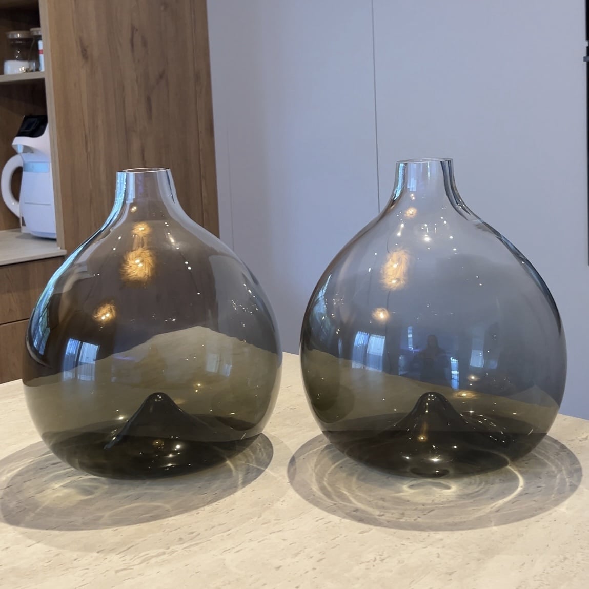 כד זכוכית כהה שקוף תחתית כהה גדול דגם איקו כד זכוכית כהה שקוף תחתית כהה גדול דגם איקו