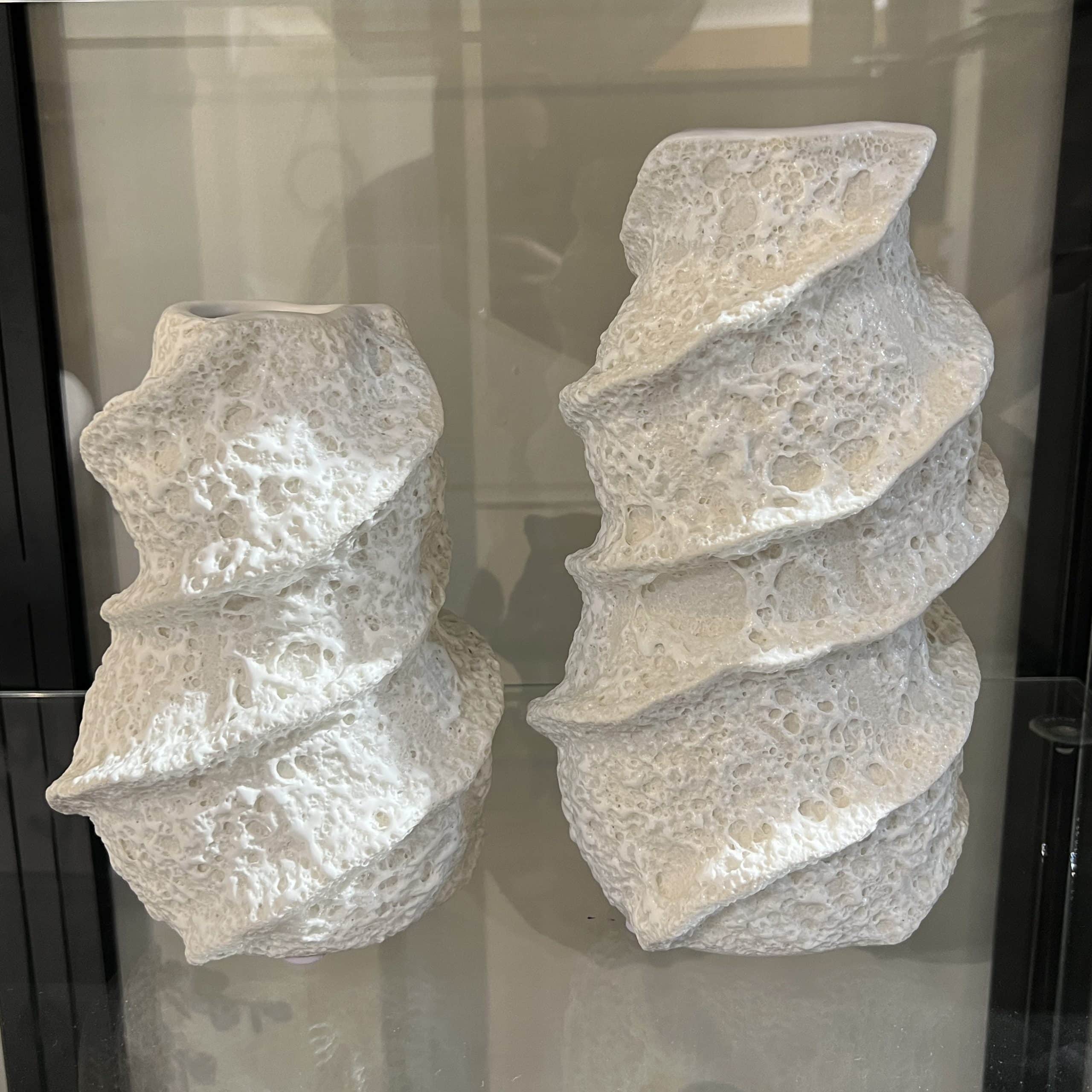 כד קרמיקה לבן טקסטורה ספירלה דגם איקו כד קרמיקה לבן טקסטורה ספירלה דגם איקו