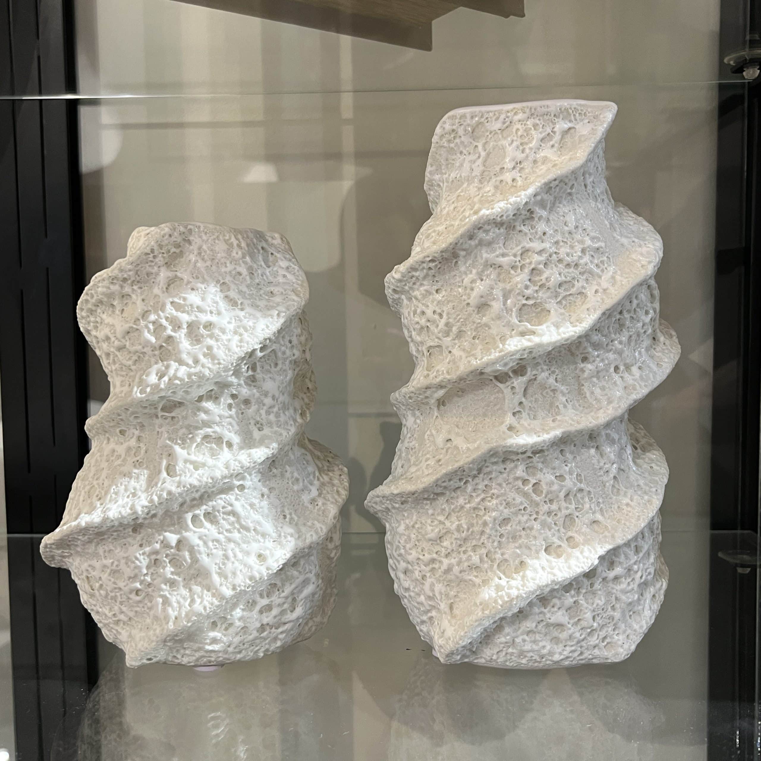 כד קרמיקה לבן טקסטורה ספירלה דגם איקו כד קרמיקה לבן טקסטורה ספירלה דגם איקו