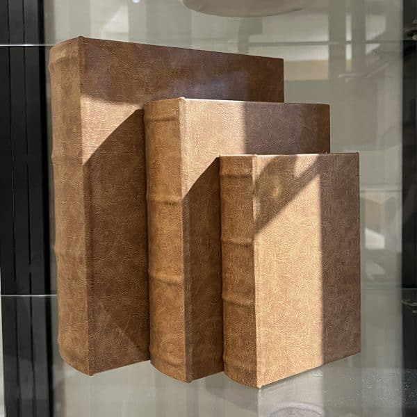 ספר אחסון מעוצב קאדו דמוי עור חום כאמל יוקרתי דגם איקו