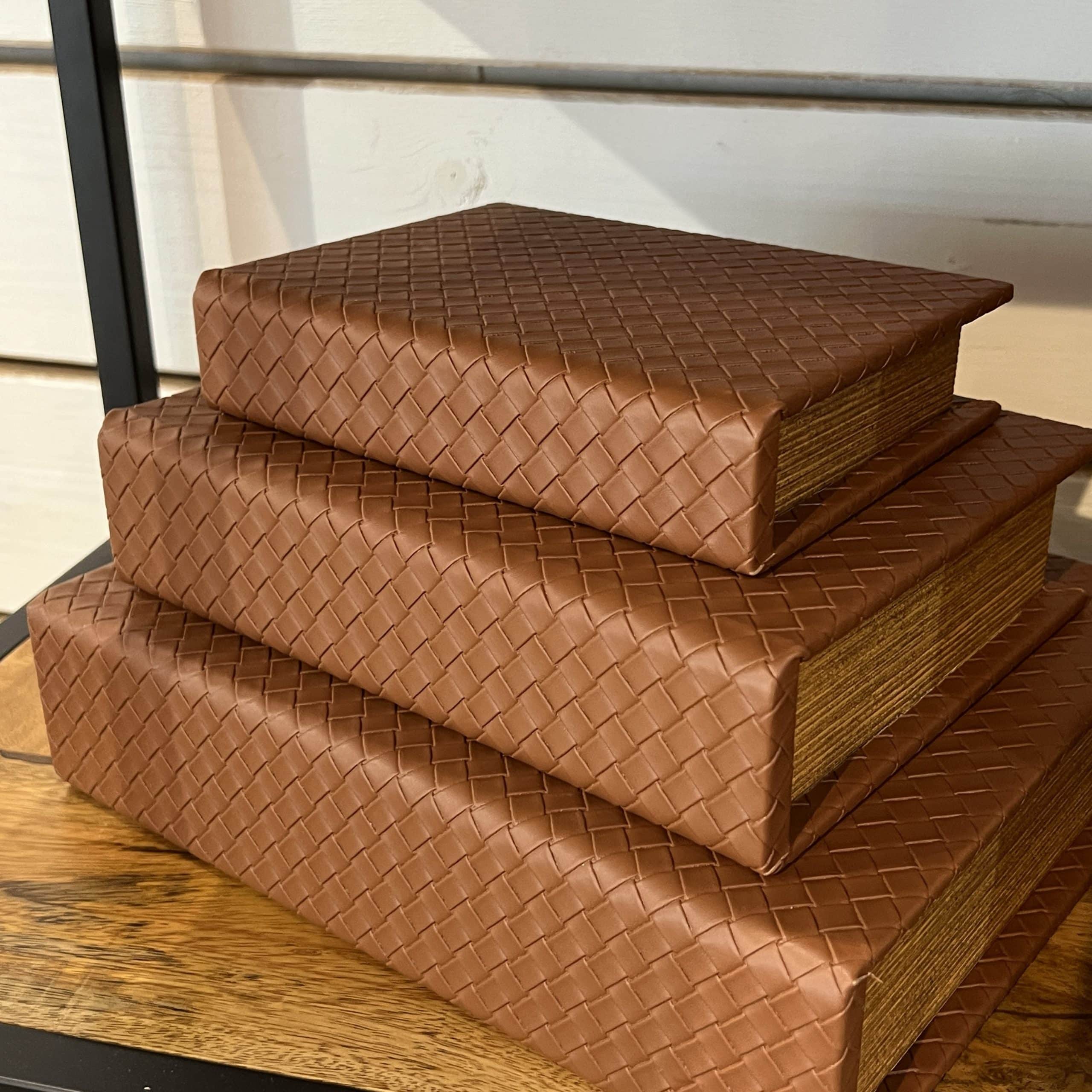 ספר אחסון מיוחד דמוי עור חום קלוע דגם איקו ספר אחסון מיוחד דמוי עור חום קלוע דגם איקו