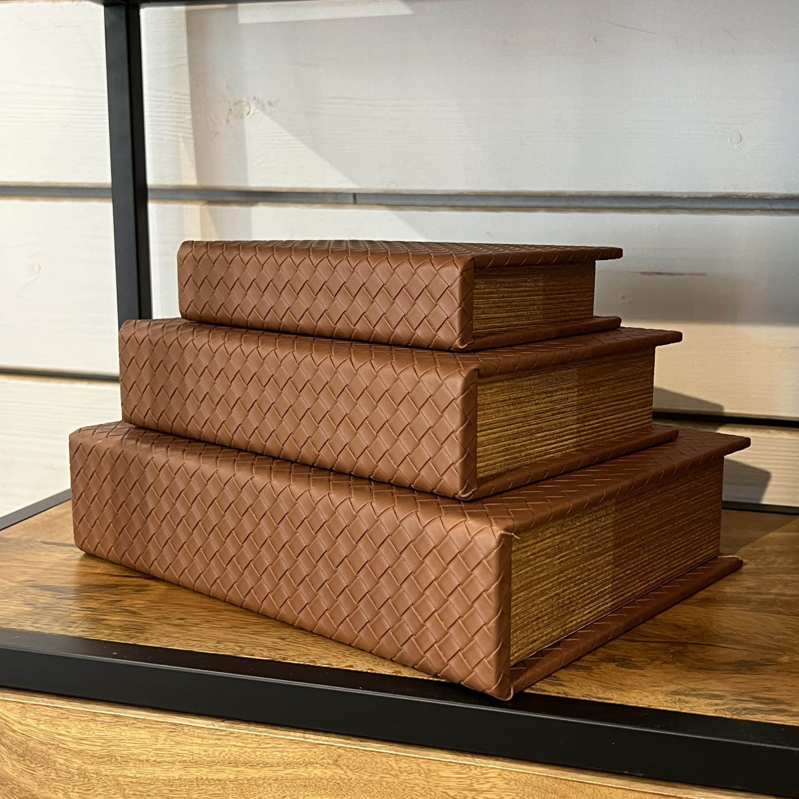 ספר אחסון מיוחד דמוי עור חום קלוע דגם איקו ספר אחסון מיוחד דמוי עור חום קלוע דגם איקו