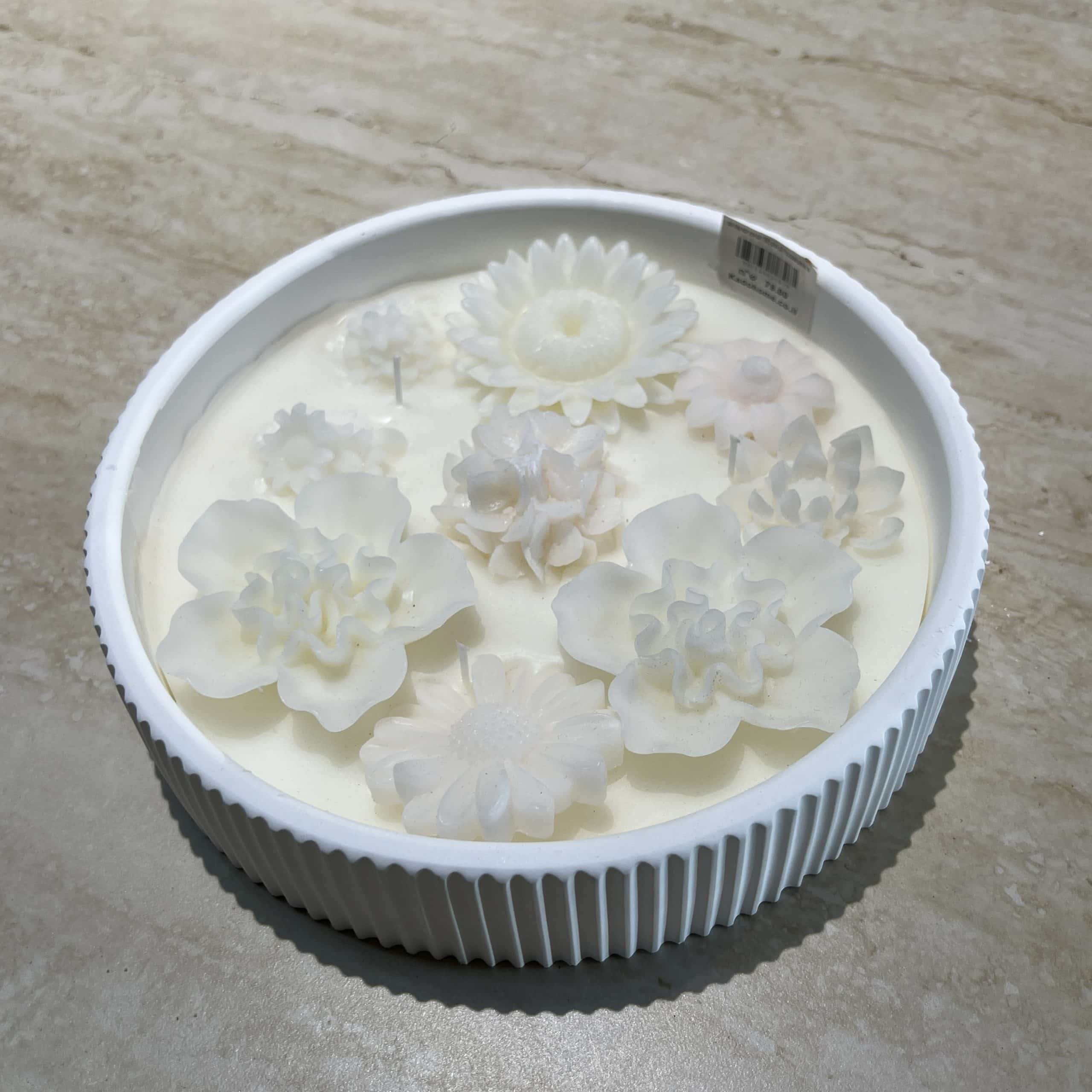 כלי נרות פרחים שמנת בכלי לבן פסים 19/5 דגם איקו כלי נרות פרחים שמנת בכלי לבן פסים 19/5 דגם איקו