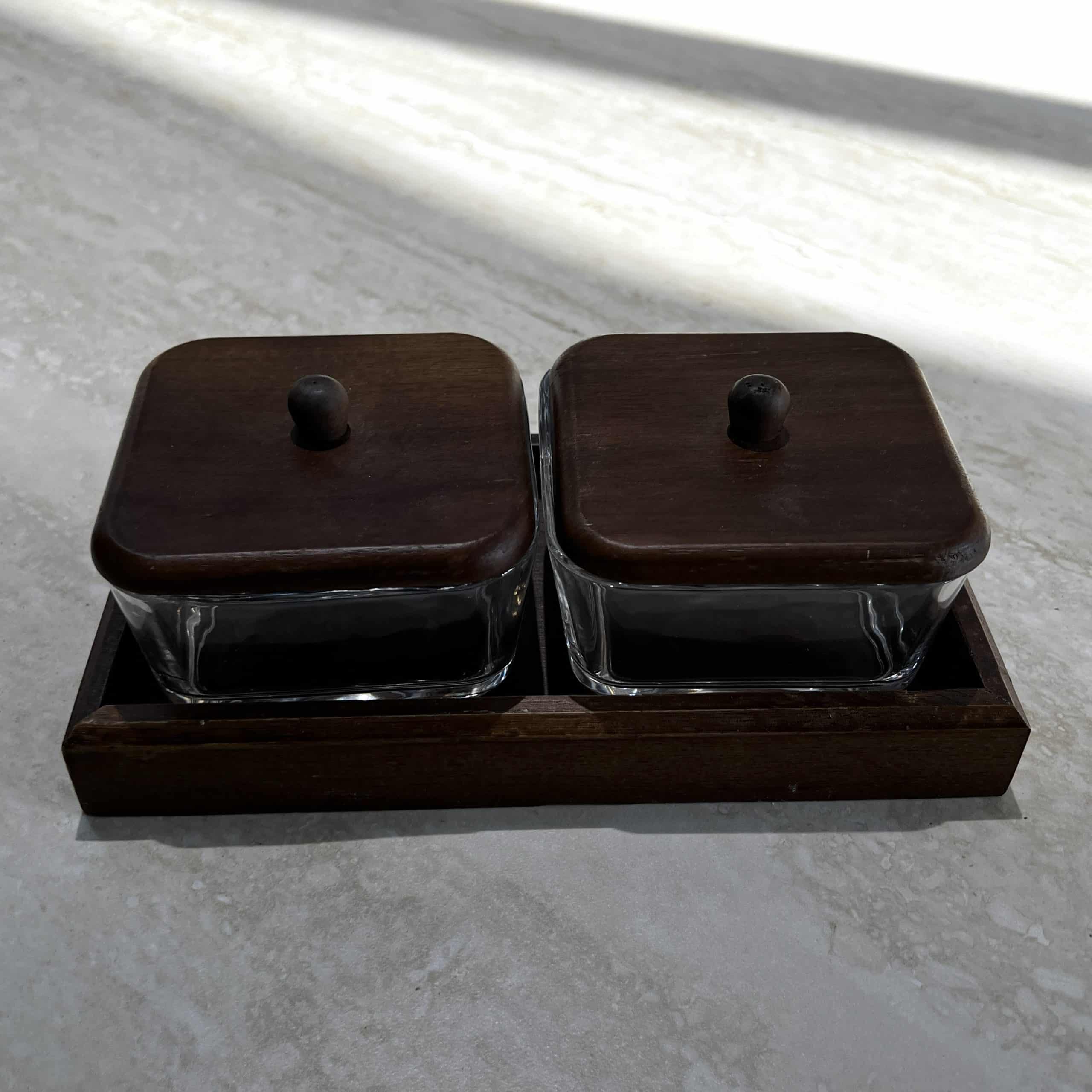 סט 2 צנצנות מרובעות זכוכית מכסי עץ על מגש עץ דגם איקו סט 2 צנצנות מרובעות זכוכית מכסי עץ על מגש עץ דגם איקו