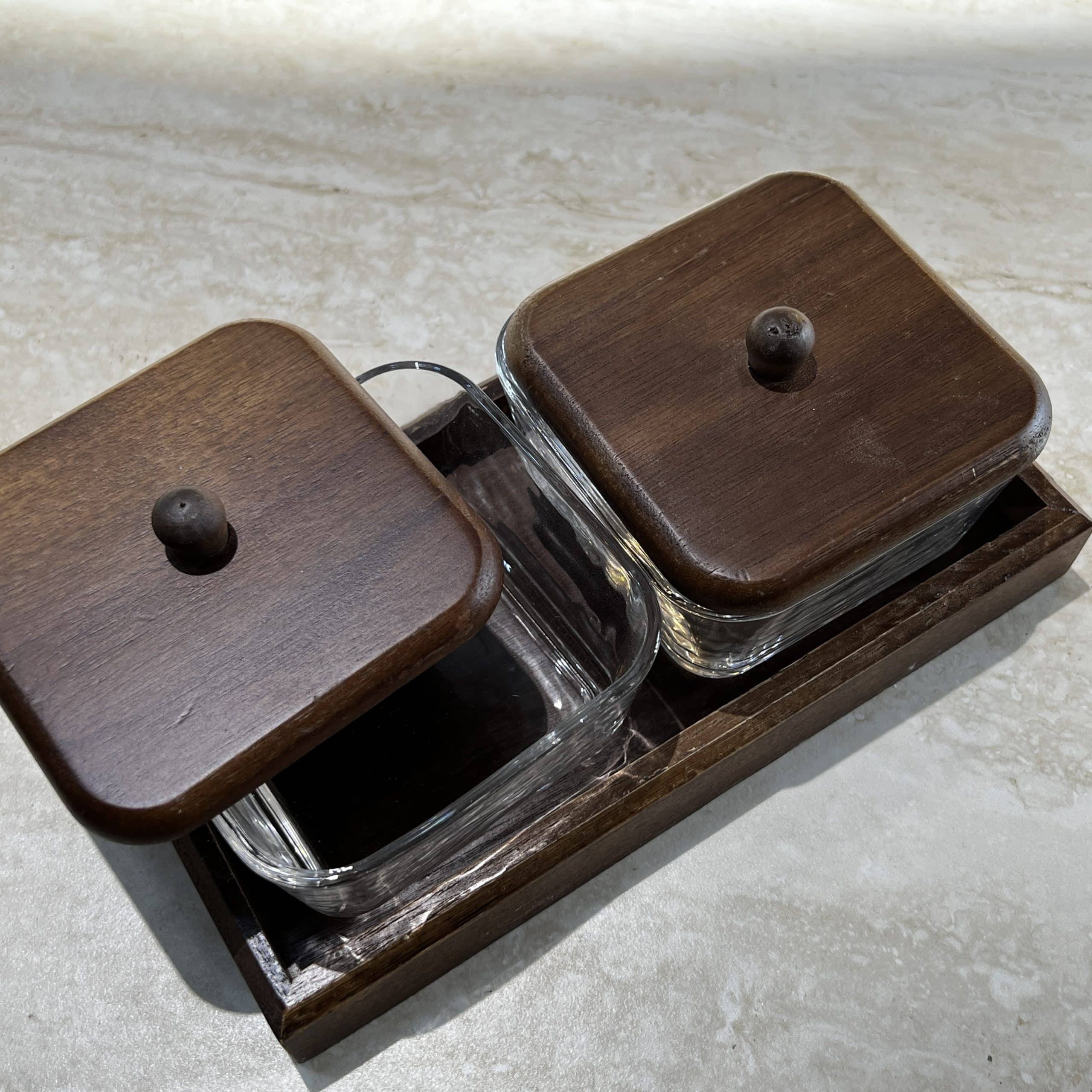 סט 2 צנצנות מרובעות זכוכית מכסי עץ על מגש עץ דגם איקו סט 2 צנצנות מרובעות זכוכית מכסי עץ על מגש עץ דגם איקו