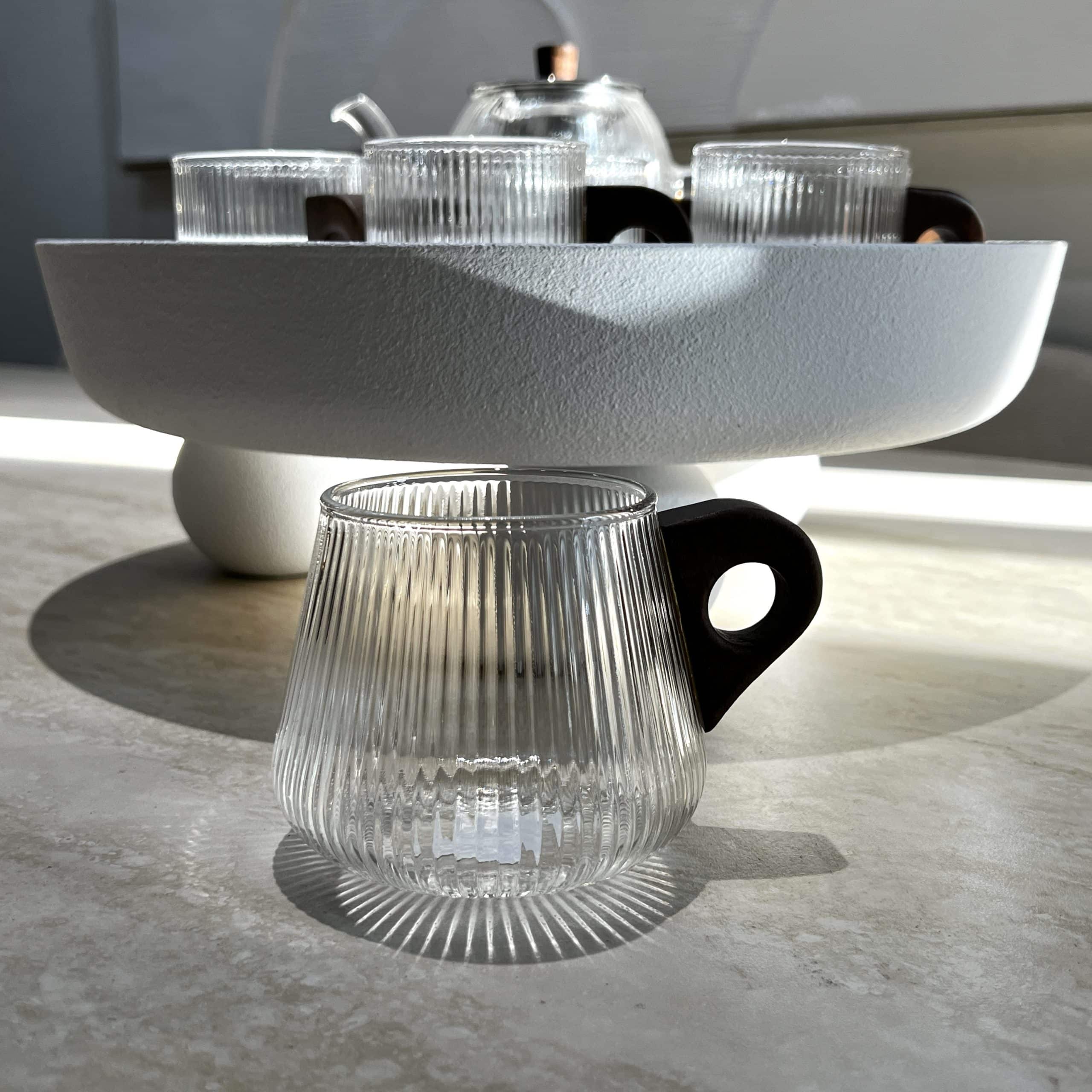 ספל זכוכית פסים עגולה עם ידית עץ דגם איקו ספל זכוכית פסים עגולה עם ידית עץ דגם איקו