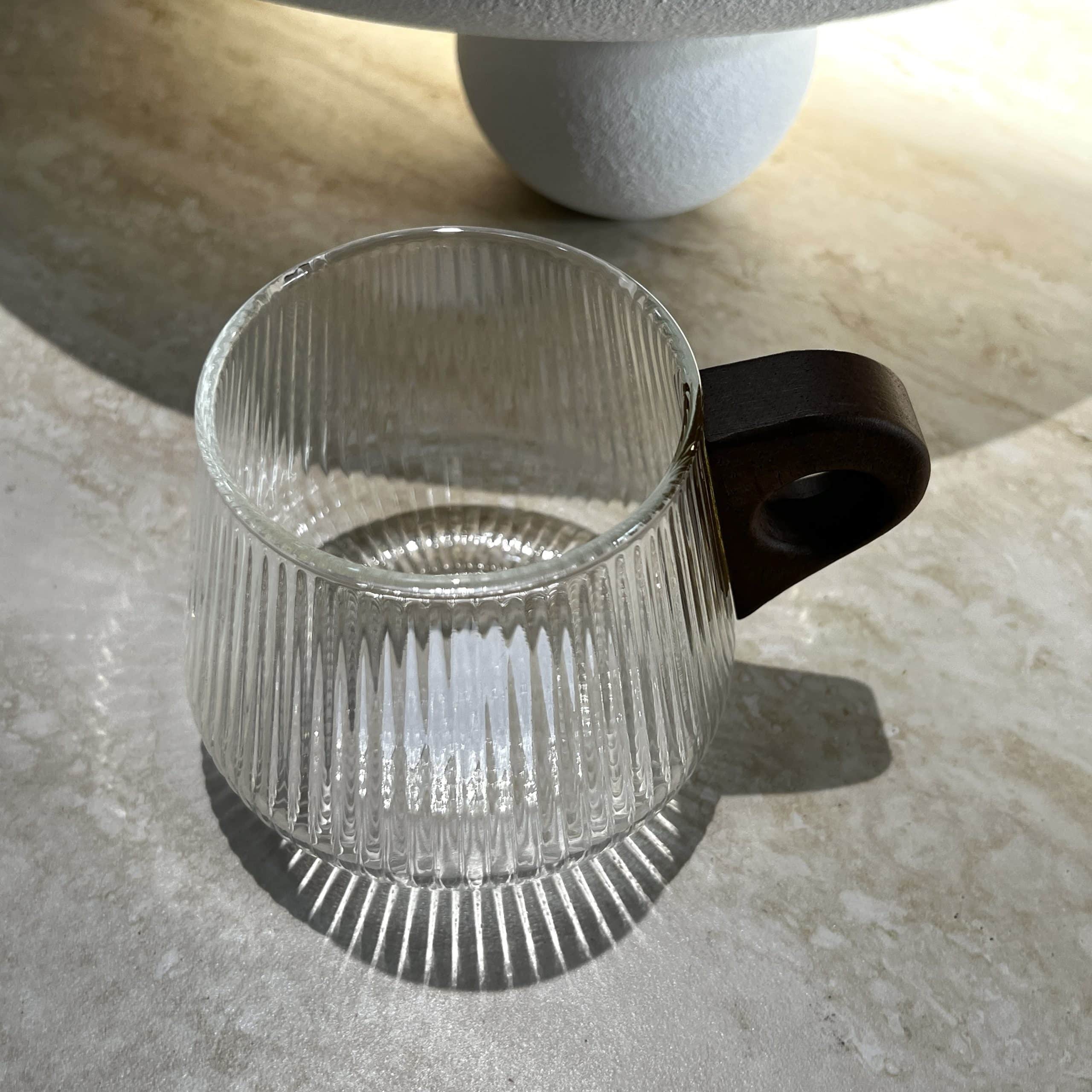 ספל זכוכית פסים עגולה עם ידית עץ דגם איקו ספל זכוכית פסים עגולה עם ידית עץ דגם איקו