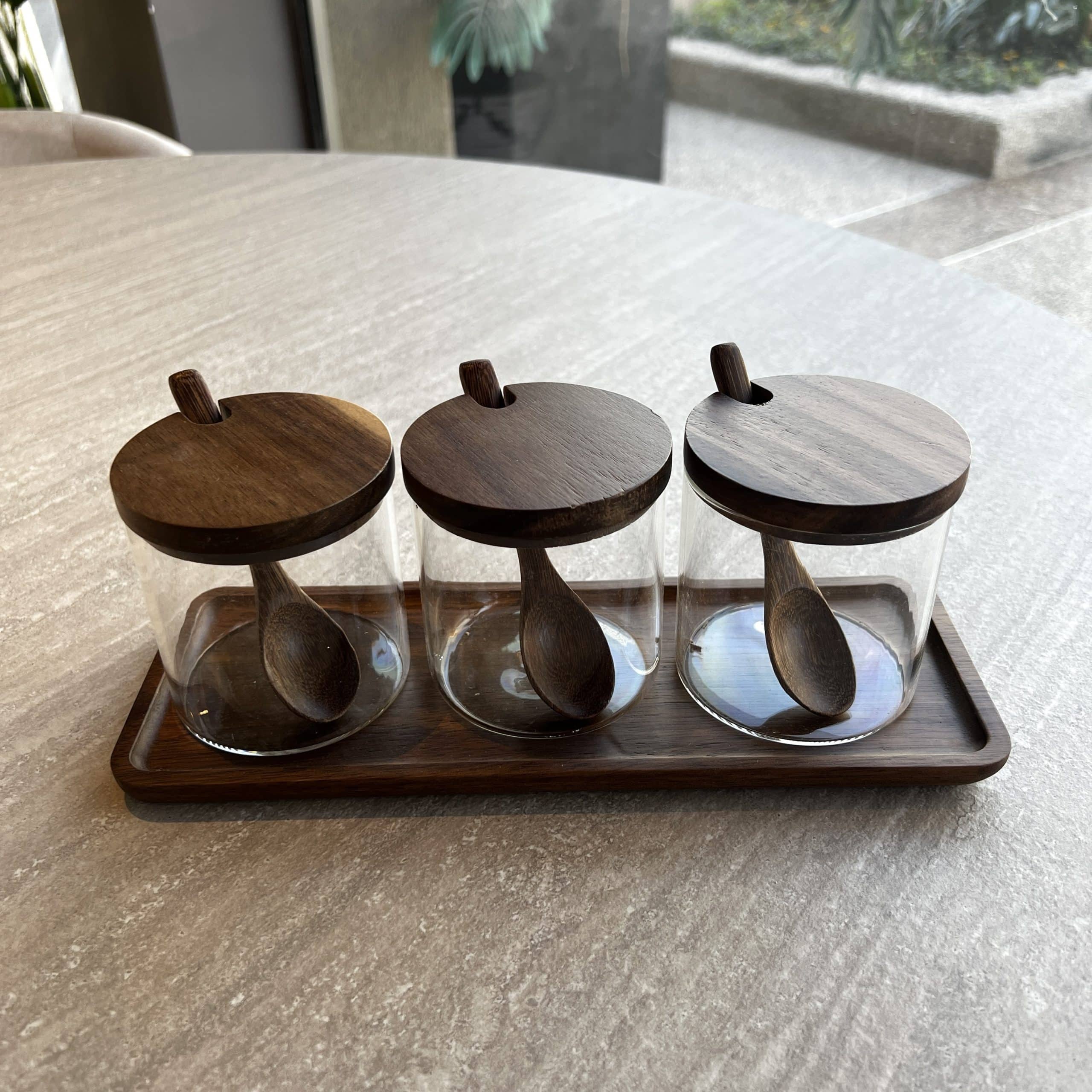 סט 3 צנצנות עגולות זכוכית מכסי עץ עם כפיות דגם איקו סט 3 צנצנות עגולות זכוכית מכסי עץ עם כפיות דגם איקו