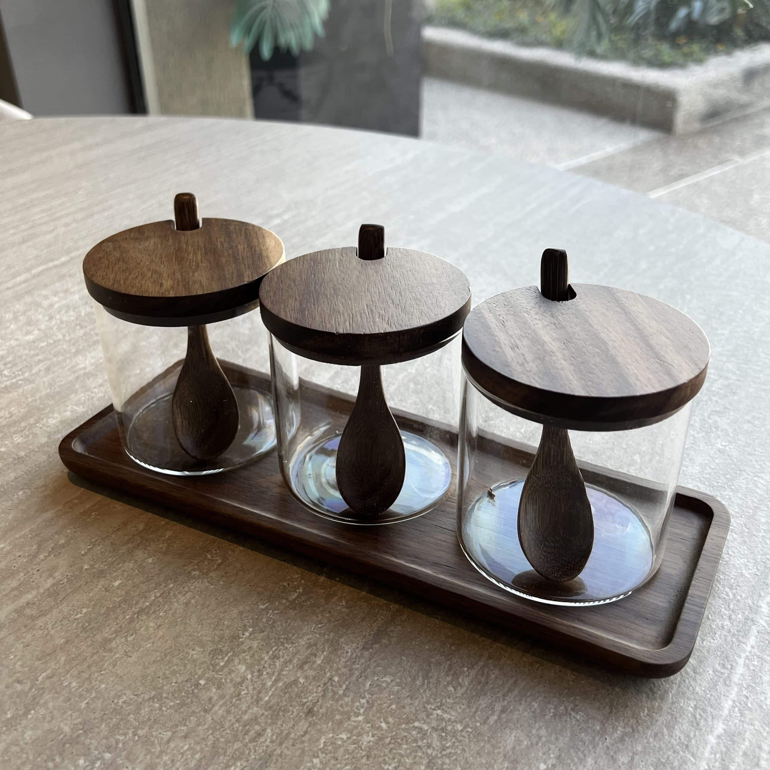 סט 3 צנצנות עגולות זכוכית מכסי עץ עם כפיות דגם איקו סט 3 צנצנות עגולות זכוכית מכסי עץ עם כפיות דגם איקו