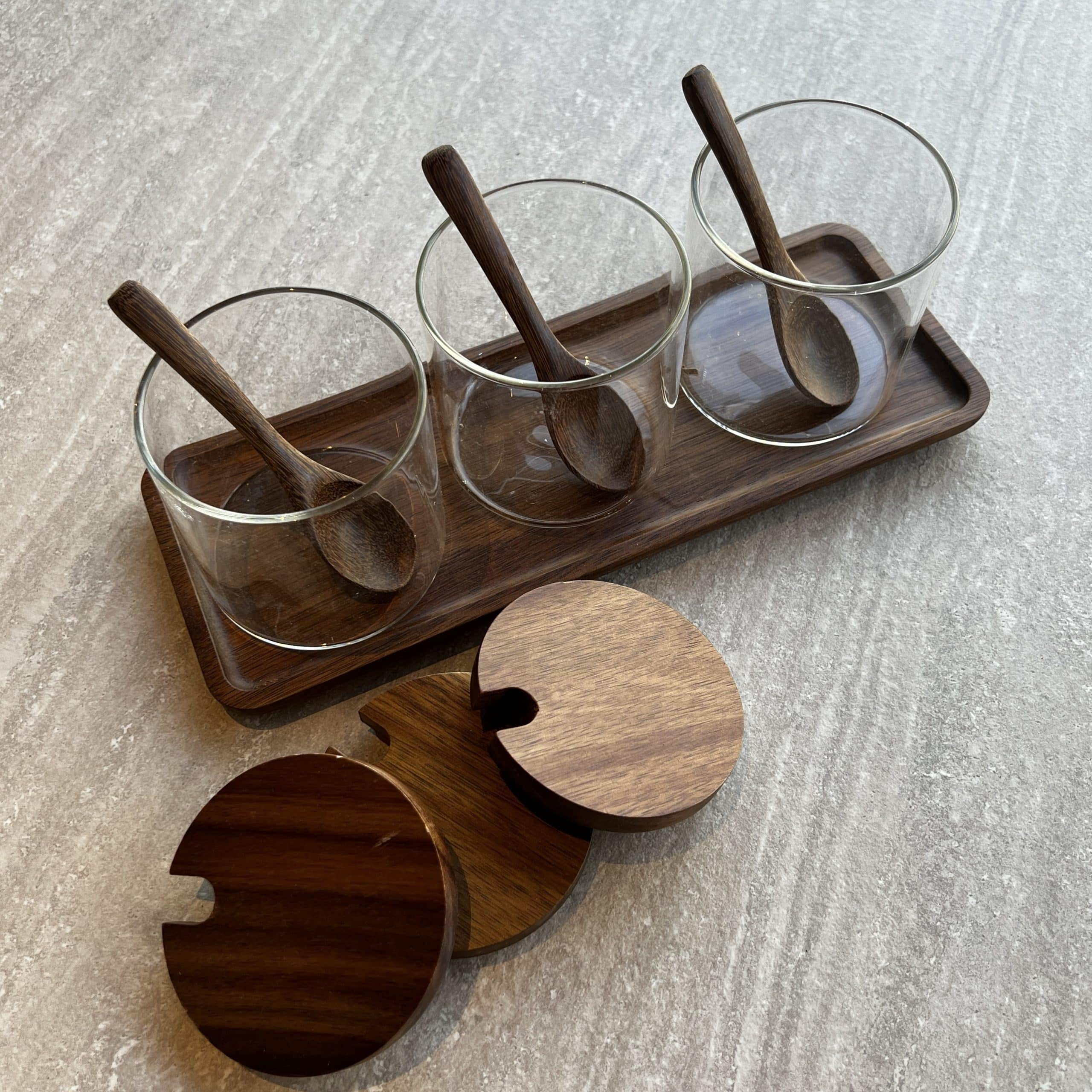 סט 3 צנצנות עגולות זכוכית מכסי עץ עם כפיות דגם איקו סט 3 צנצנות עגולות זכוכית מכסי עץ עם כפיות דגם איקו
