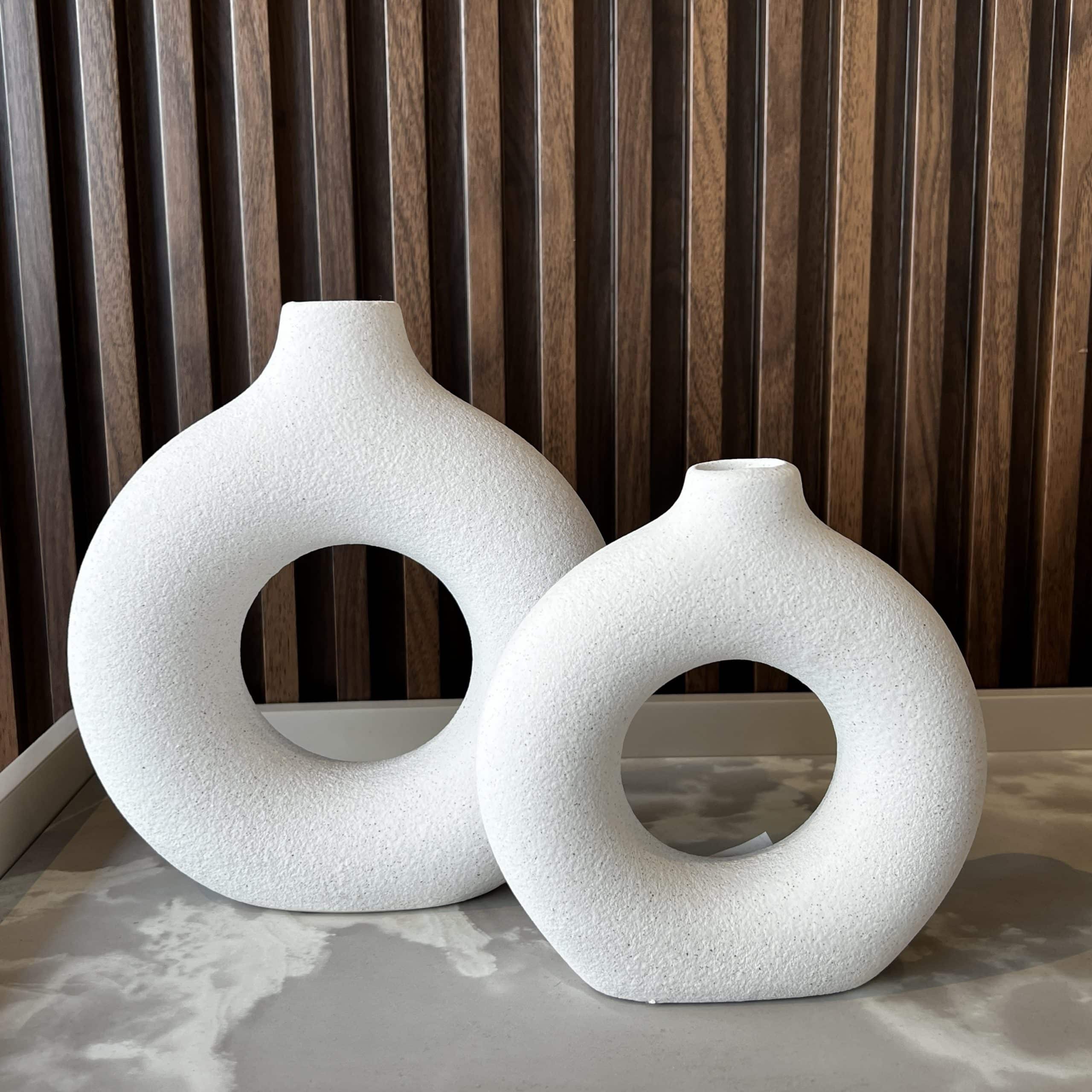 כד קרמיקה מעוצב לבן פיה צרה עיגול באמצע דגם איקו כד קרמיקה מעוצב לבן פיה צרה עיגול באמצע דגם איקו