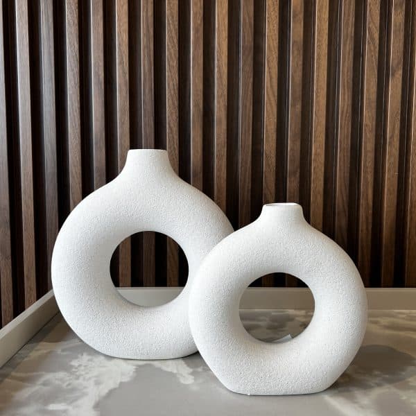 כד קרמיקה מעוצב לבן פיה צרה עיגול באמצע דגם איקו