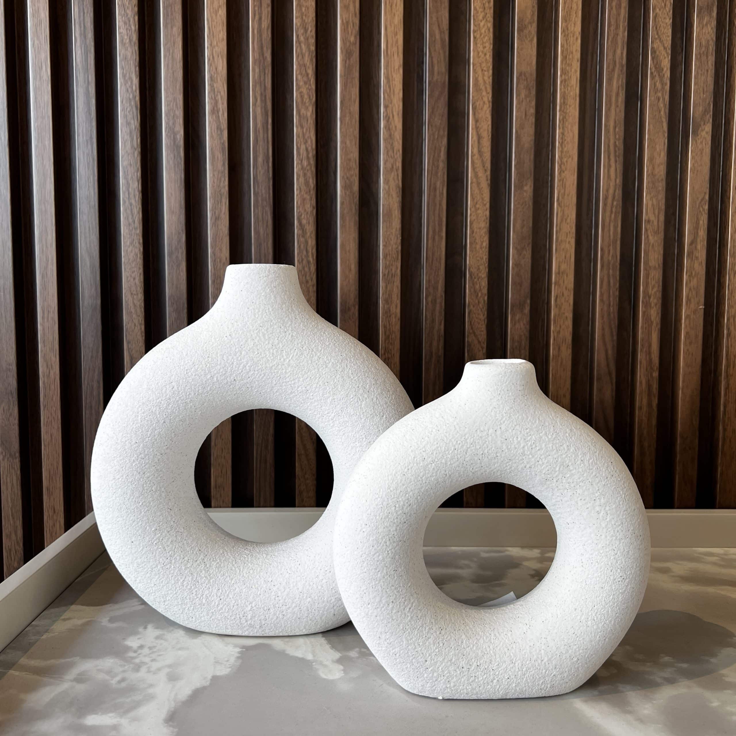 כד קרמיקה מעוצב לבן פיה צרה עיגול באמצע דגם איקו כד קרמיקה מעוצב לבן פיה צרה עיגול באמצע דגם איקו