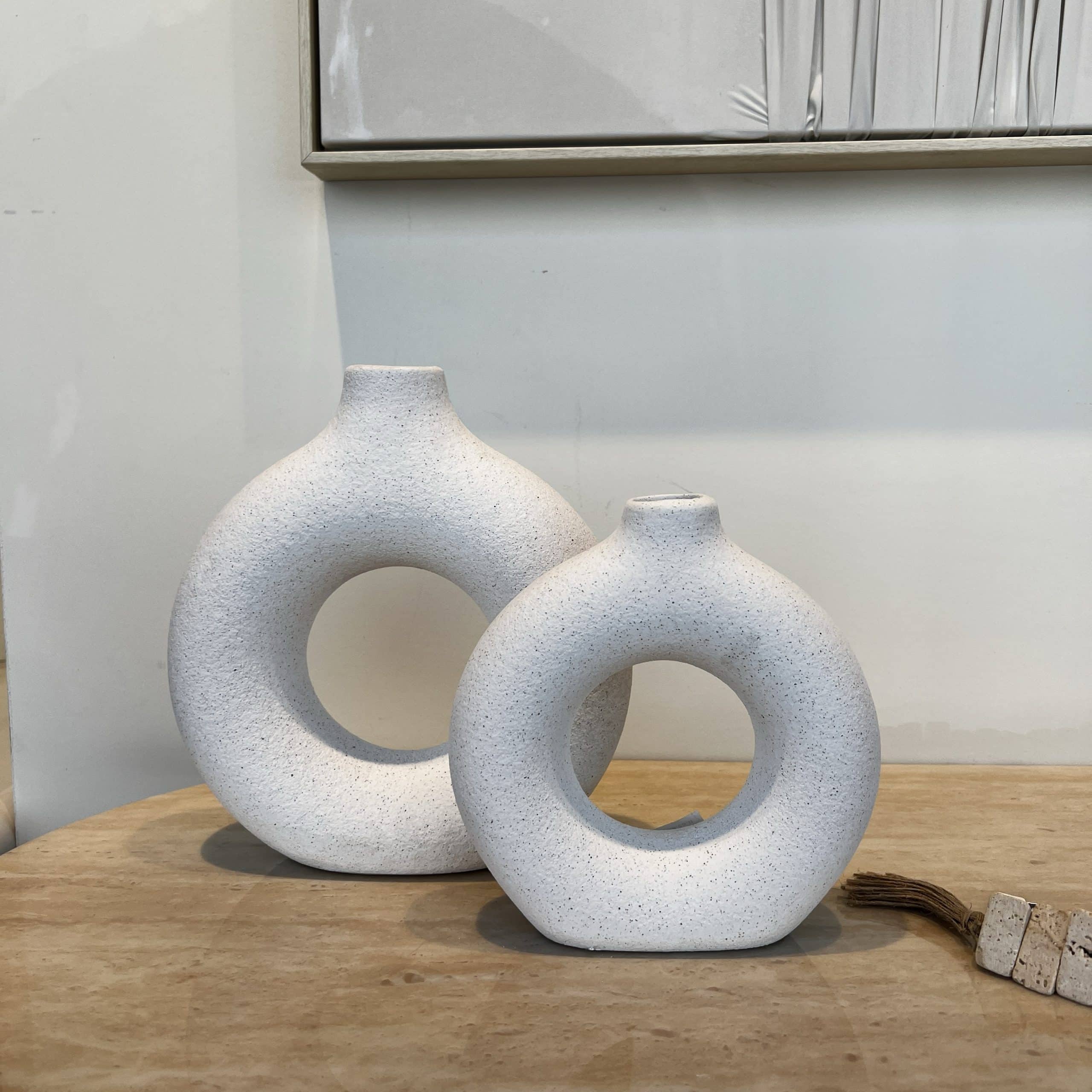 כד קרמיקה מעוצב לבן פיה צרה עיגול באמצע דגם איקו כד קרמיקה מעוצב לבן פיה צרה עיגול באמצע דגם איקו