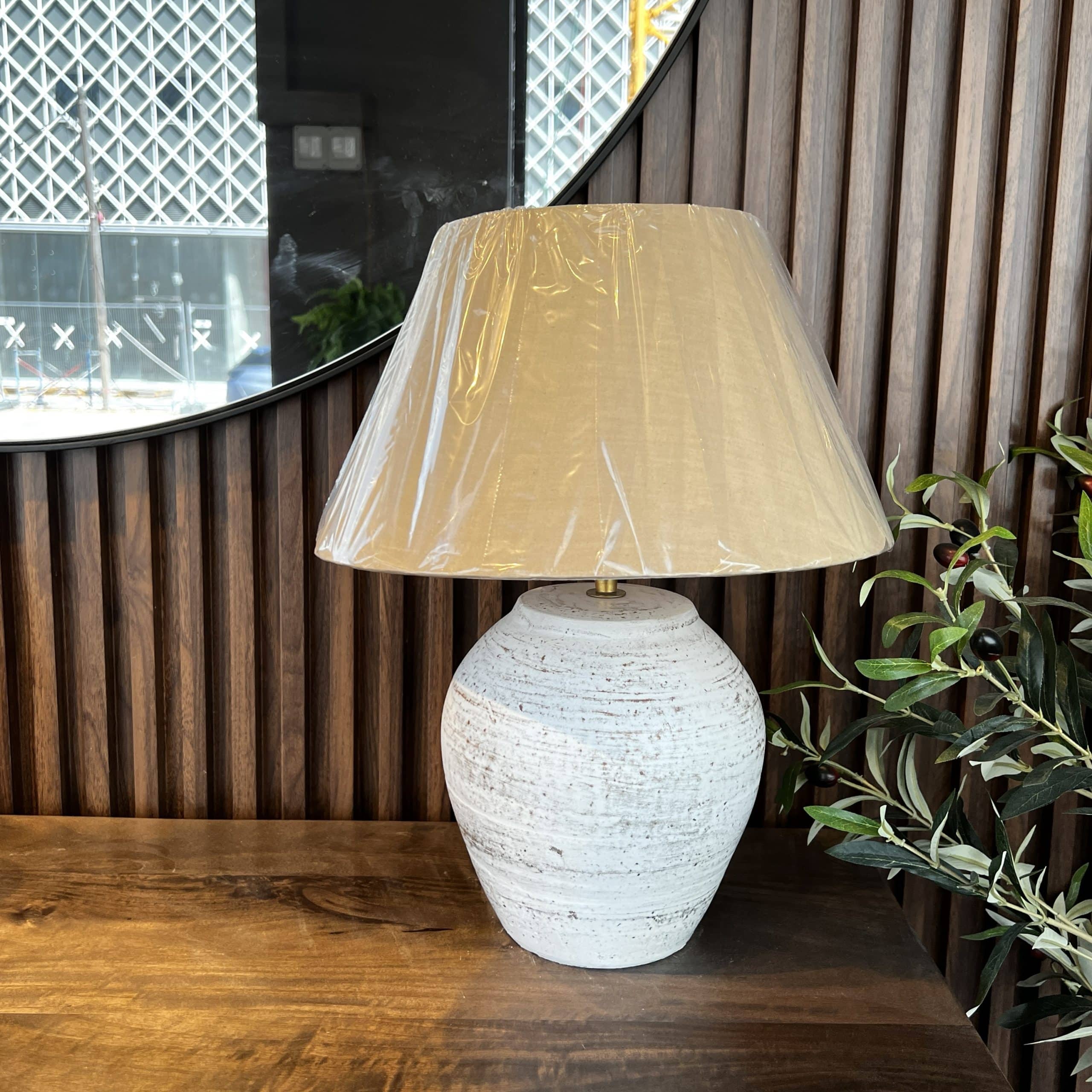 מנורה מעוצבת ״סהרה״ טרקוטה בסיס עגול דגם שאנטי מנורה מעוצבת ״סהרה״ טרקוטה בסיס עגול דגם שאנטי