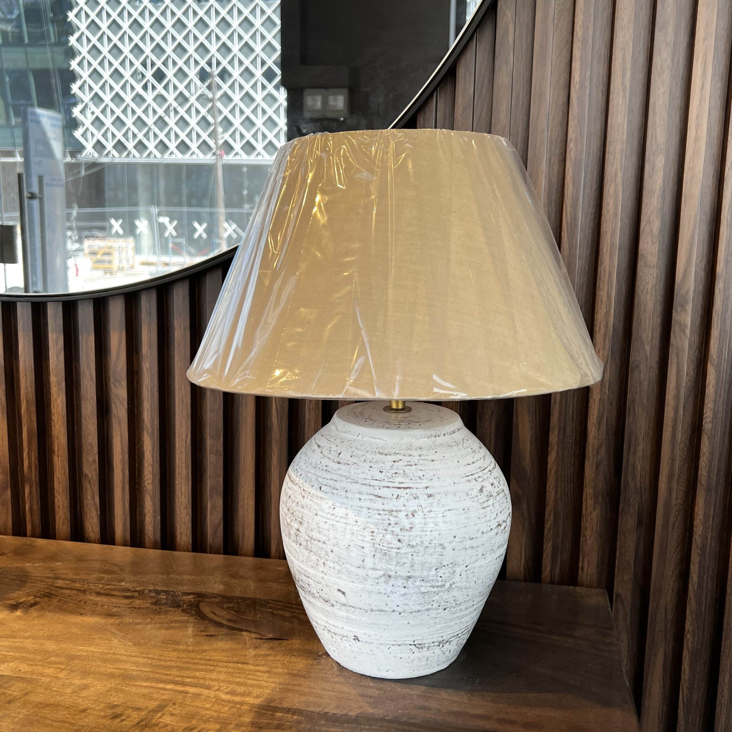 מנורה מעוצבת ״סהרה״ טרקוטה בסיס עגול דגם שאנטי