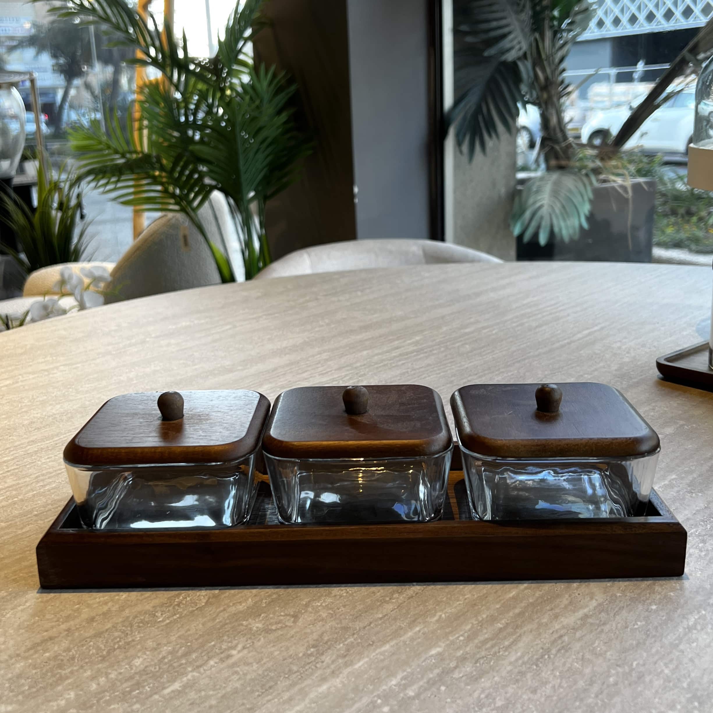 סט 3 צנצנות מרובעות זכוכית מכסי עץ על מגש עץ דגם איקו סט 3 צנצנות מרובעות זכוכית מכסי עץ על מגש עץ דגם איקו