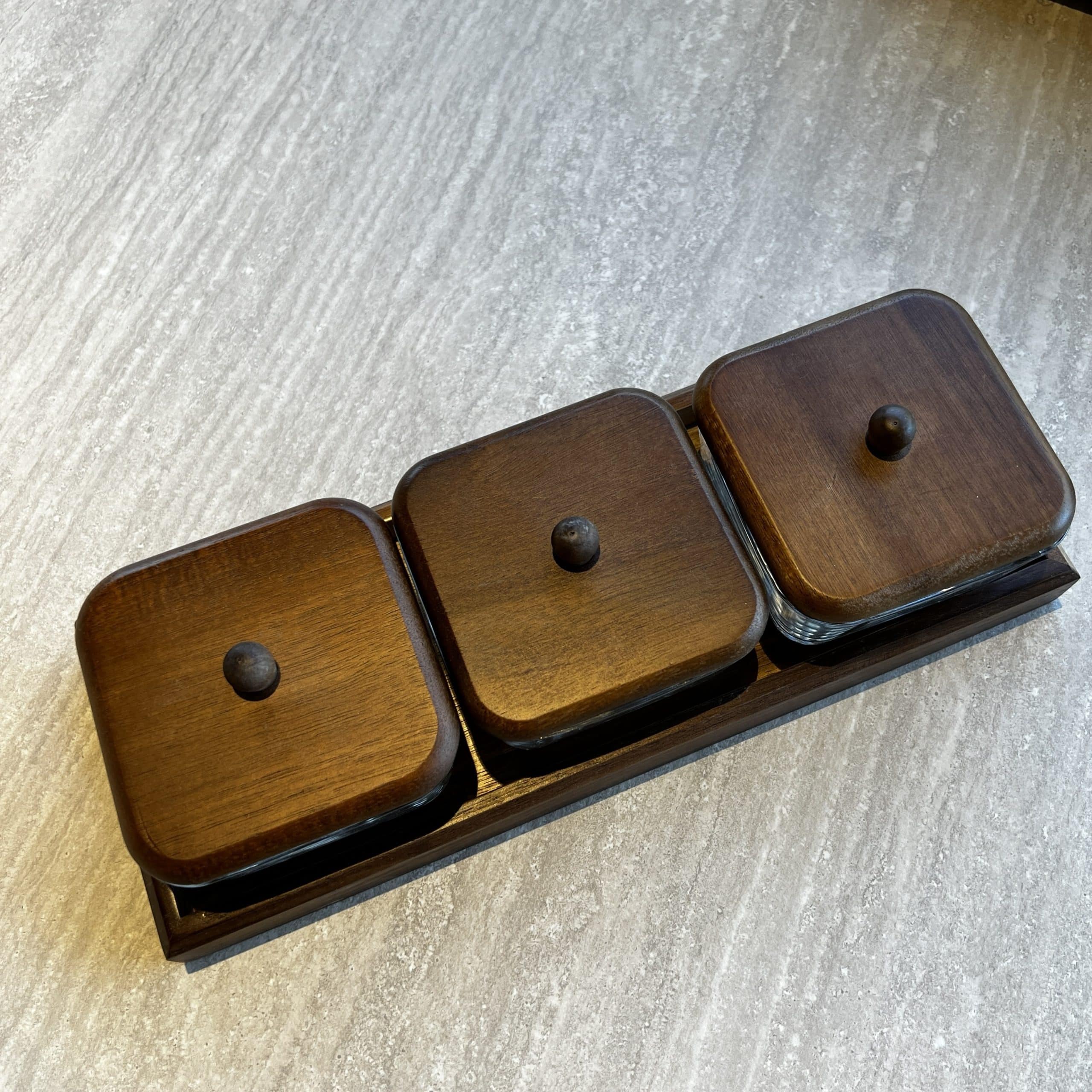 סט 3 צנצנות מרובעות זכוכית מכסי עץ על מגש עץ דגם איקו סט 3 צנצנות מרובעות זכוכית מכסי עץ על מגש עץ דגם איקו