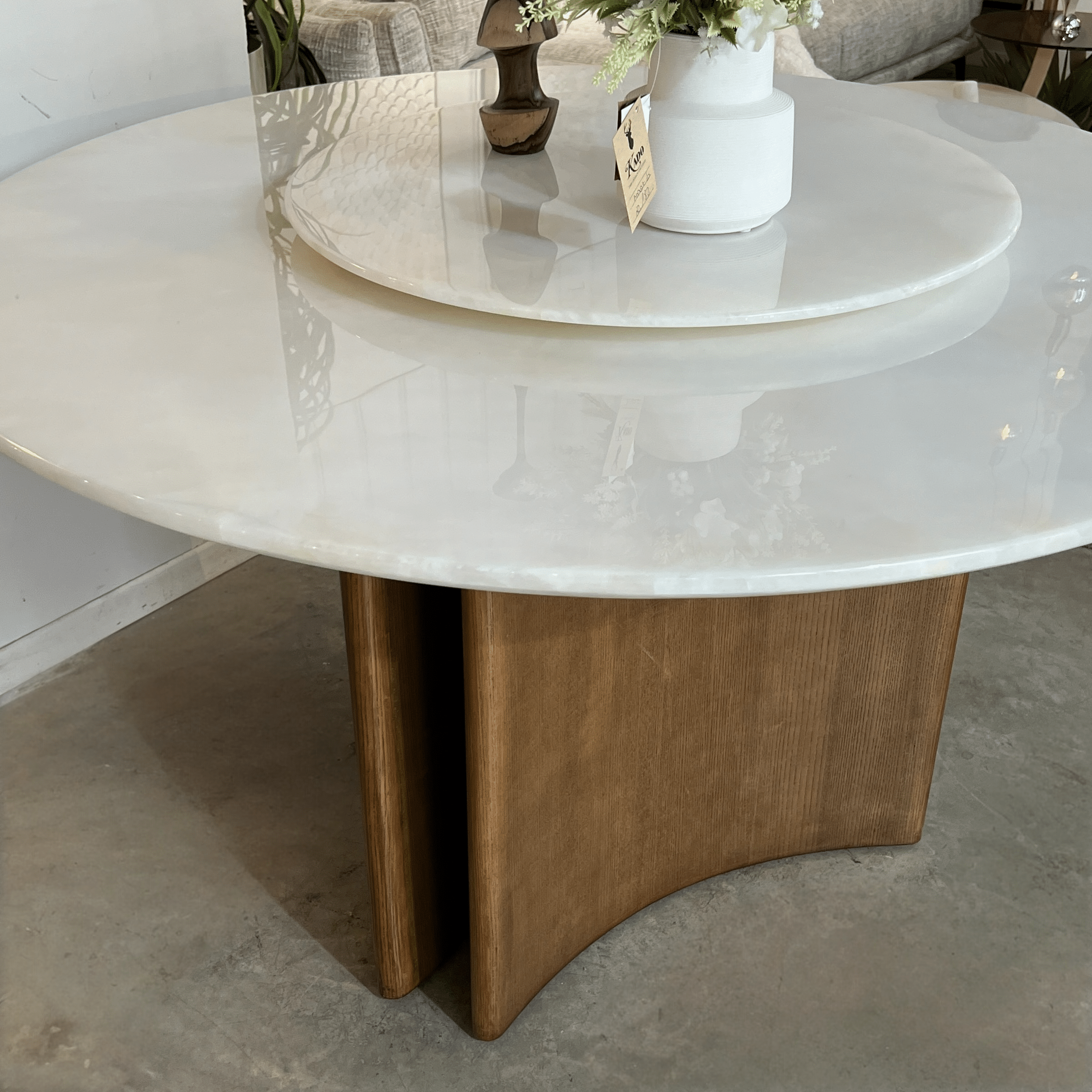 שולחן אוכל יוקרתי עגול מרבל לבן רגל עץ אגוז דגם סופיטל