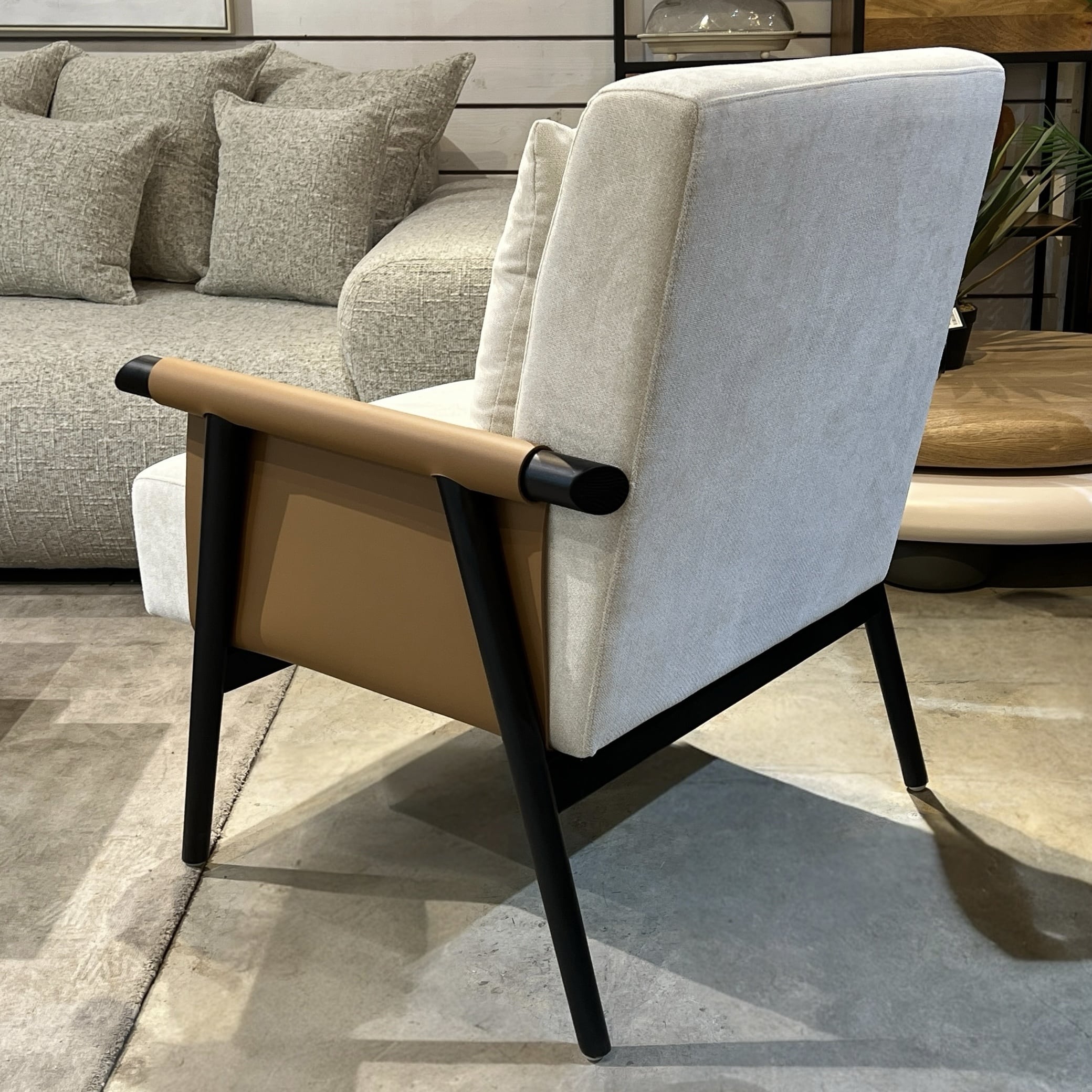 כורסא רולי אריג אבן שילוב דמוי עור כאמל רגל עץ שחורה דגם סופיטל