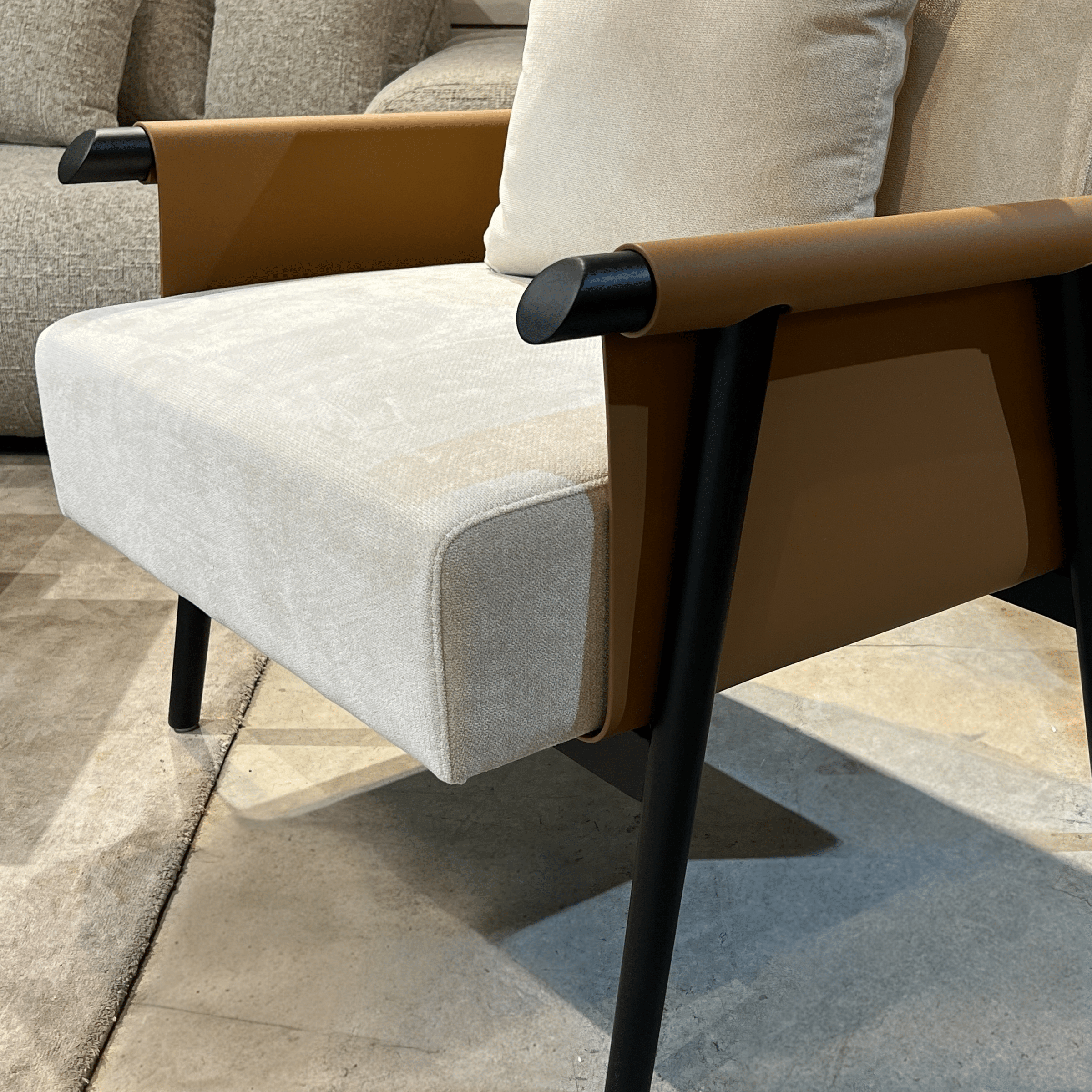 כורסא רולי אריג אבן שילוב דמוי עור כאמל רגל עץ שחורה דגם סופיטל