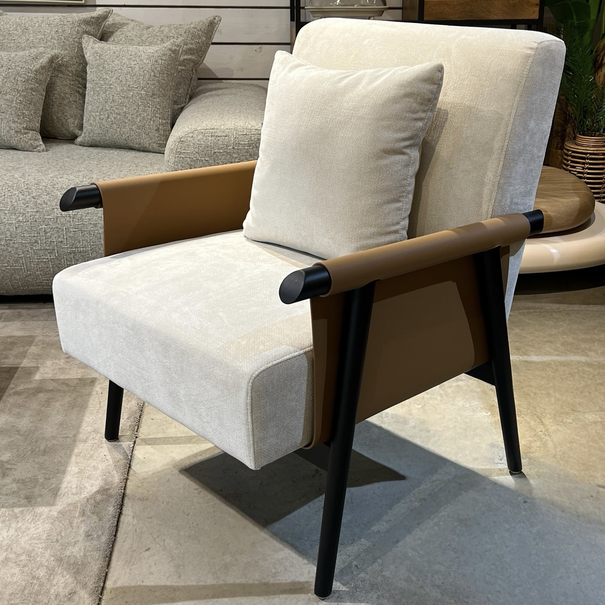 כורסא רולי אריג אבן שילוב דמוי עור כאמל רגל עץ שחורה דגם סופיטל