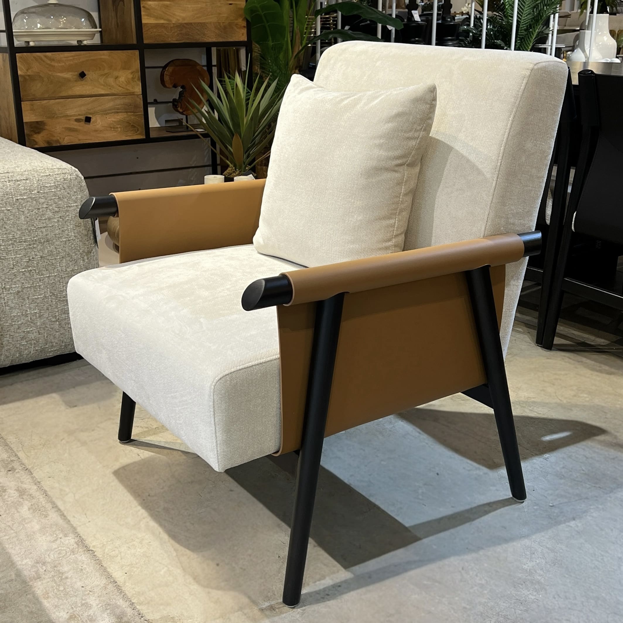 כורסא רולי אריג אבן שילוב דמוי עור כאמל רגל עץ שחורה דגם סופיטל