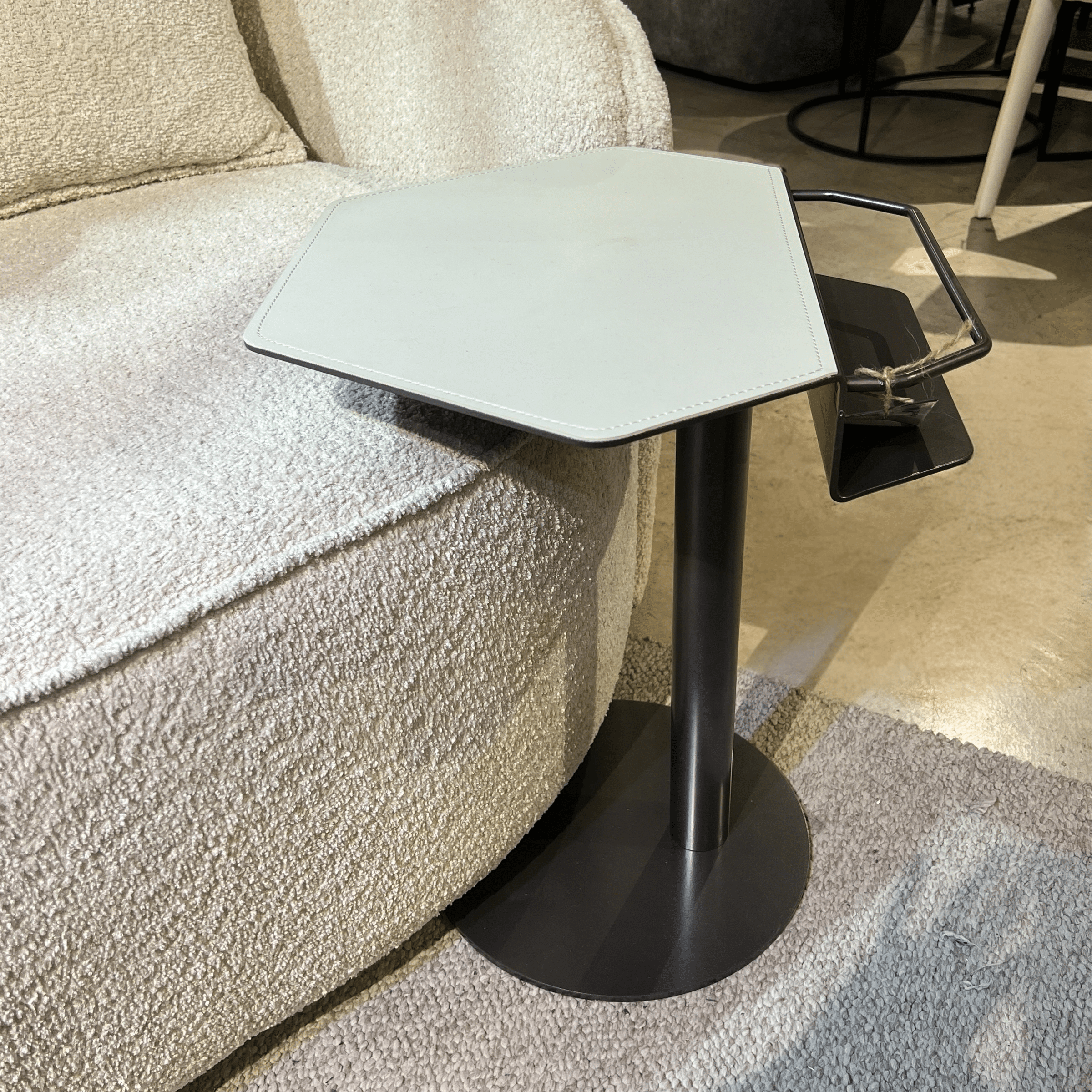 נשכן גיאומטרי דמוי עור אבן רגל ברזל שחורה דגם סופיטל נשכן גיאומטרי דמוי עור אבן רגל ברזל שחורה דגם סופיטל