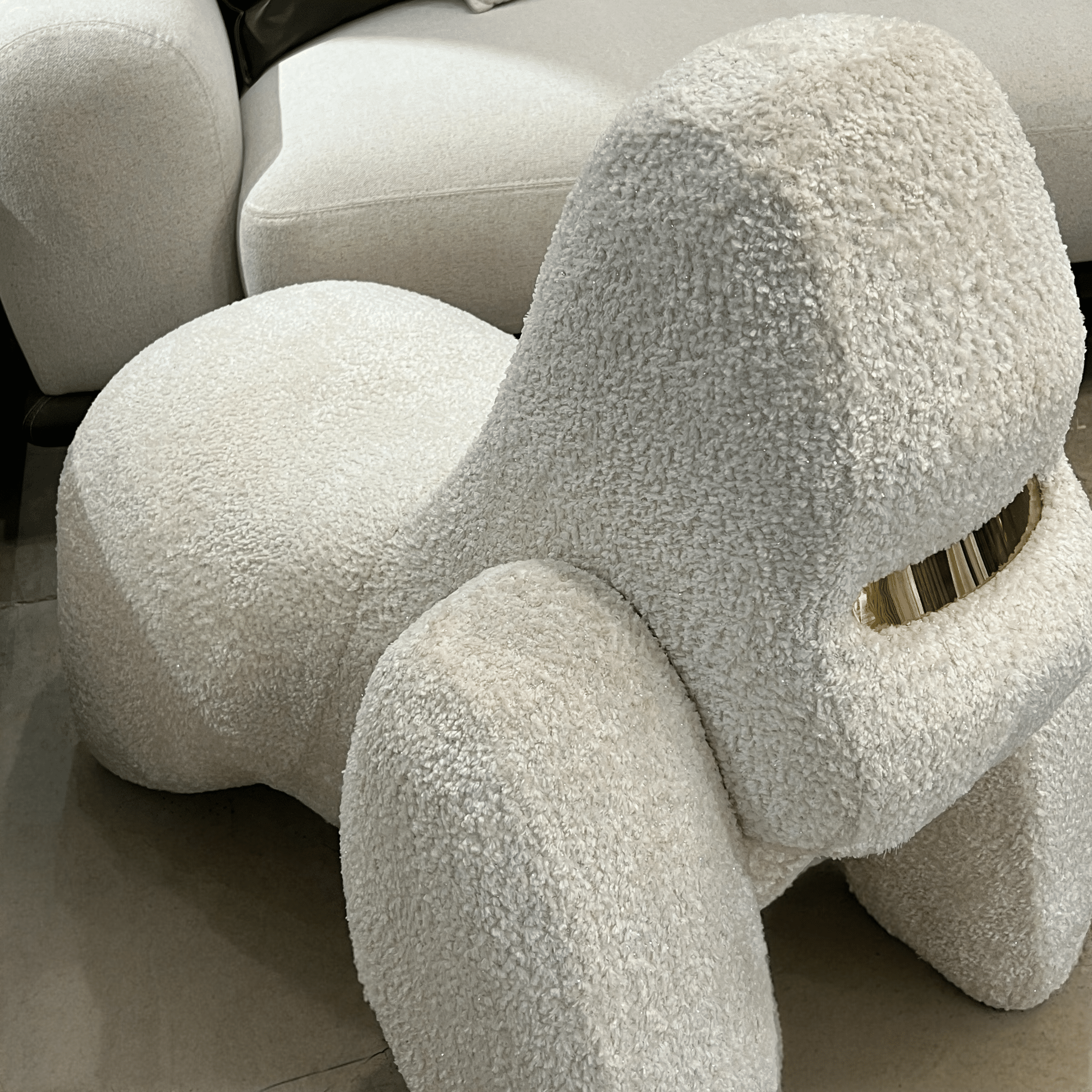 הדום גורילה יוקרתי בד בוקלה שמנת דגם סופיטל הדום גורילה יוקרתי בד בוקלה שמנת דגם סופיטל