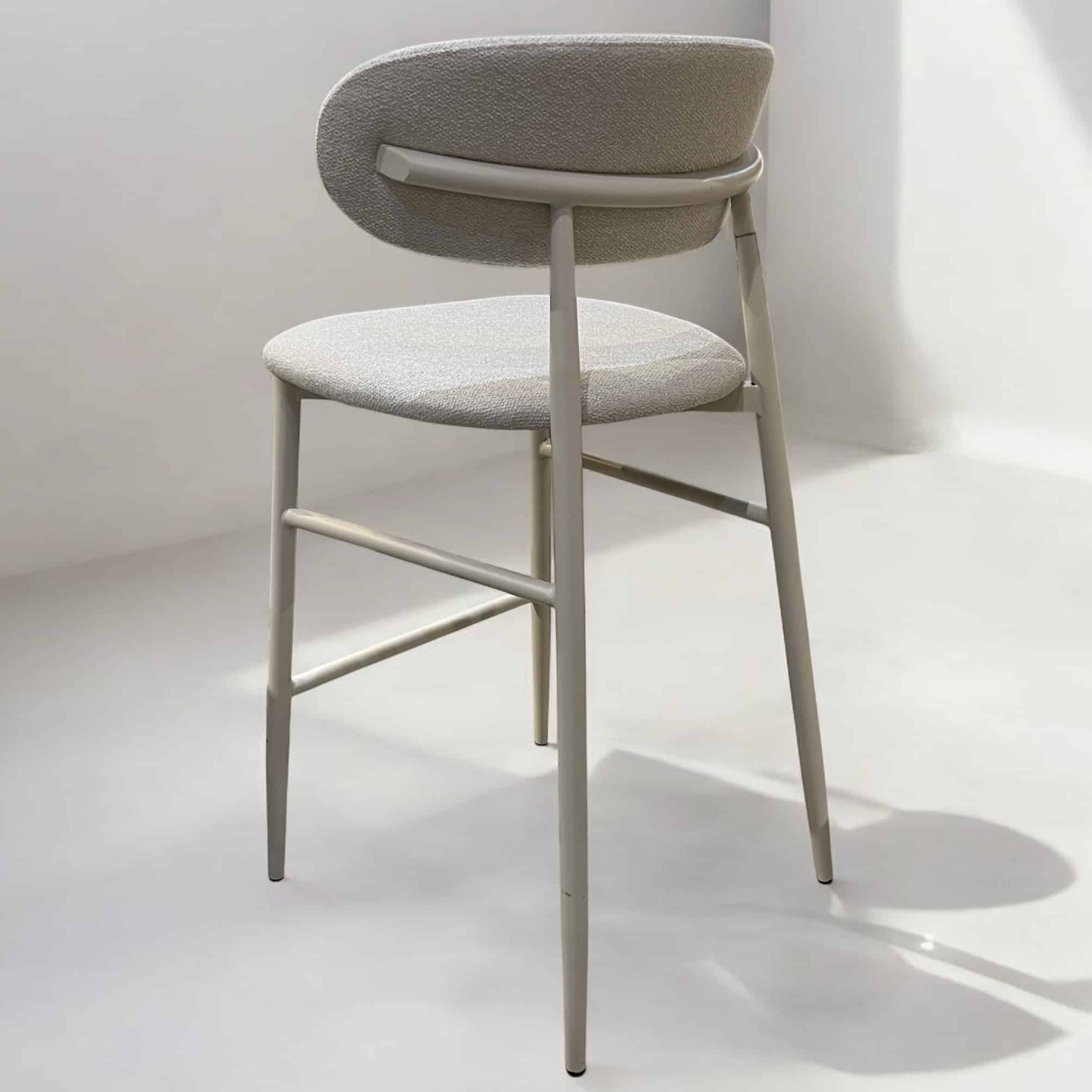 כיסא בר מעוצב מלאני אריג אבן רגל שמנת דגם סופיטל - עכשיו במלאי!