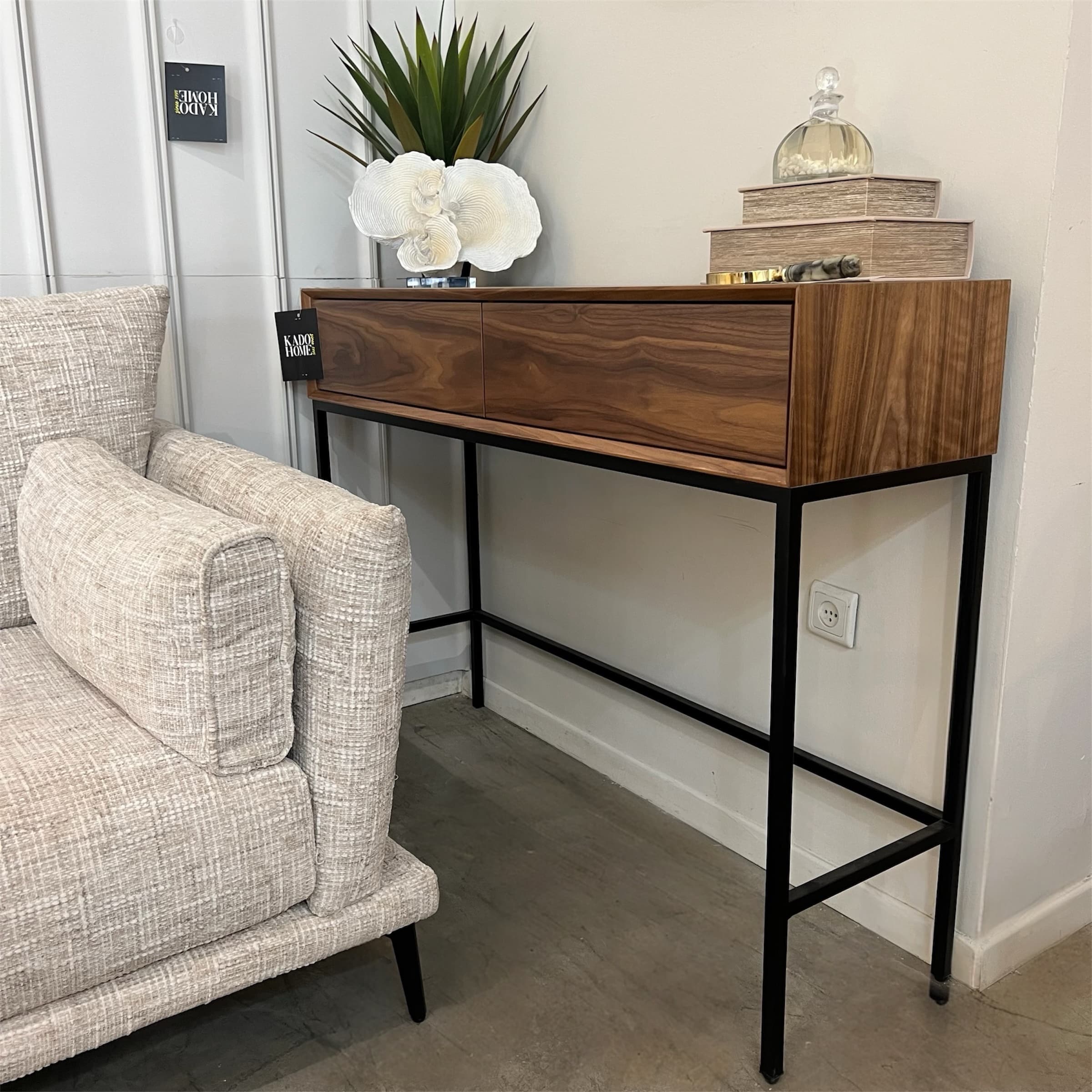 קונסולה יוקרתית דגם שרתון אגוז אמריקאי