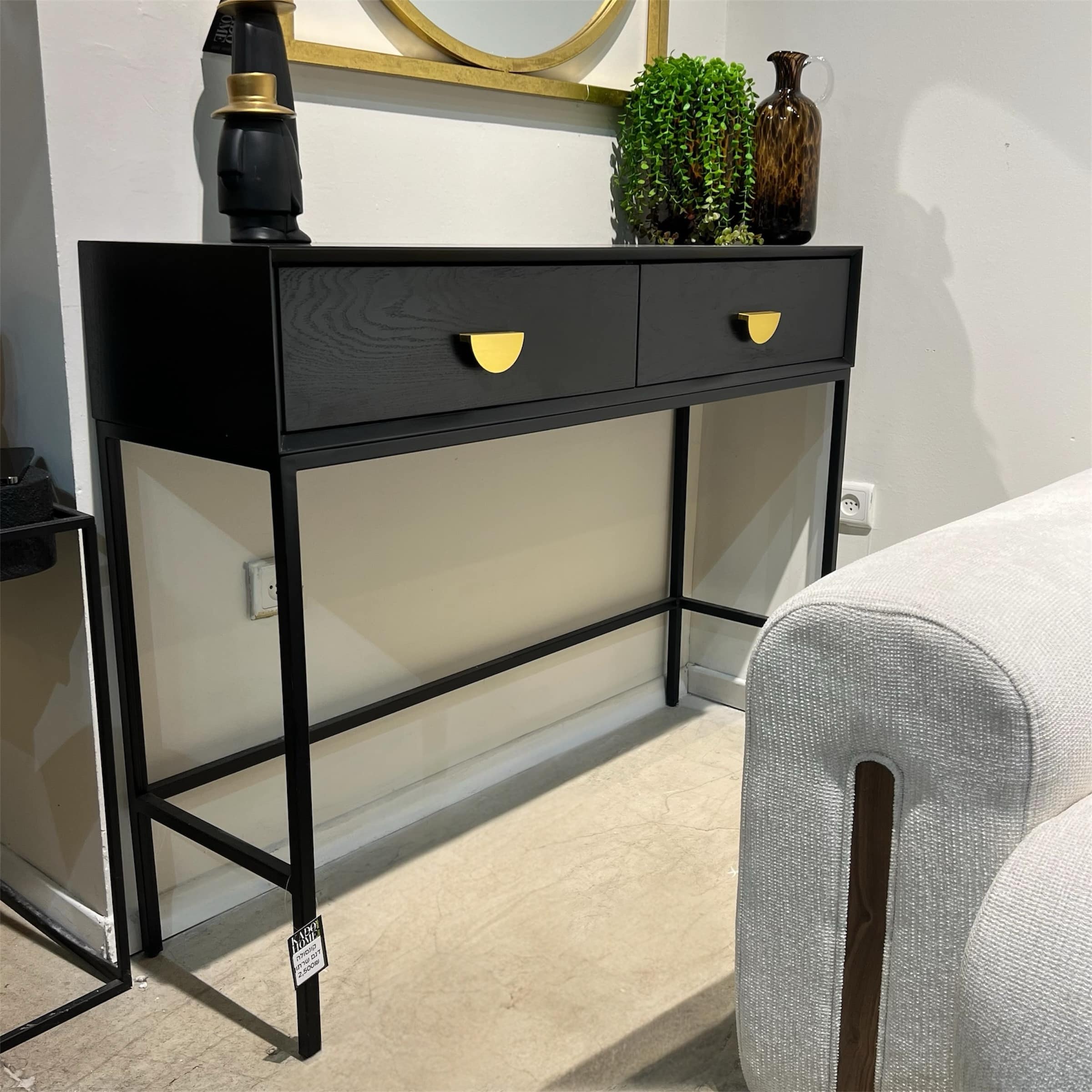 קונסולה מעוצבת דגם שרתון שחור טקסטורה עץ וידיות זהב