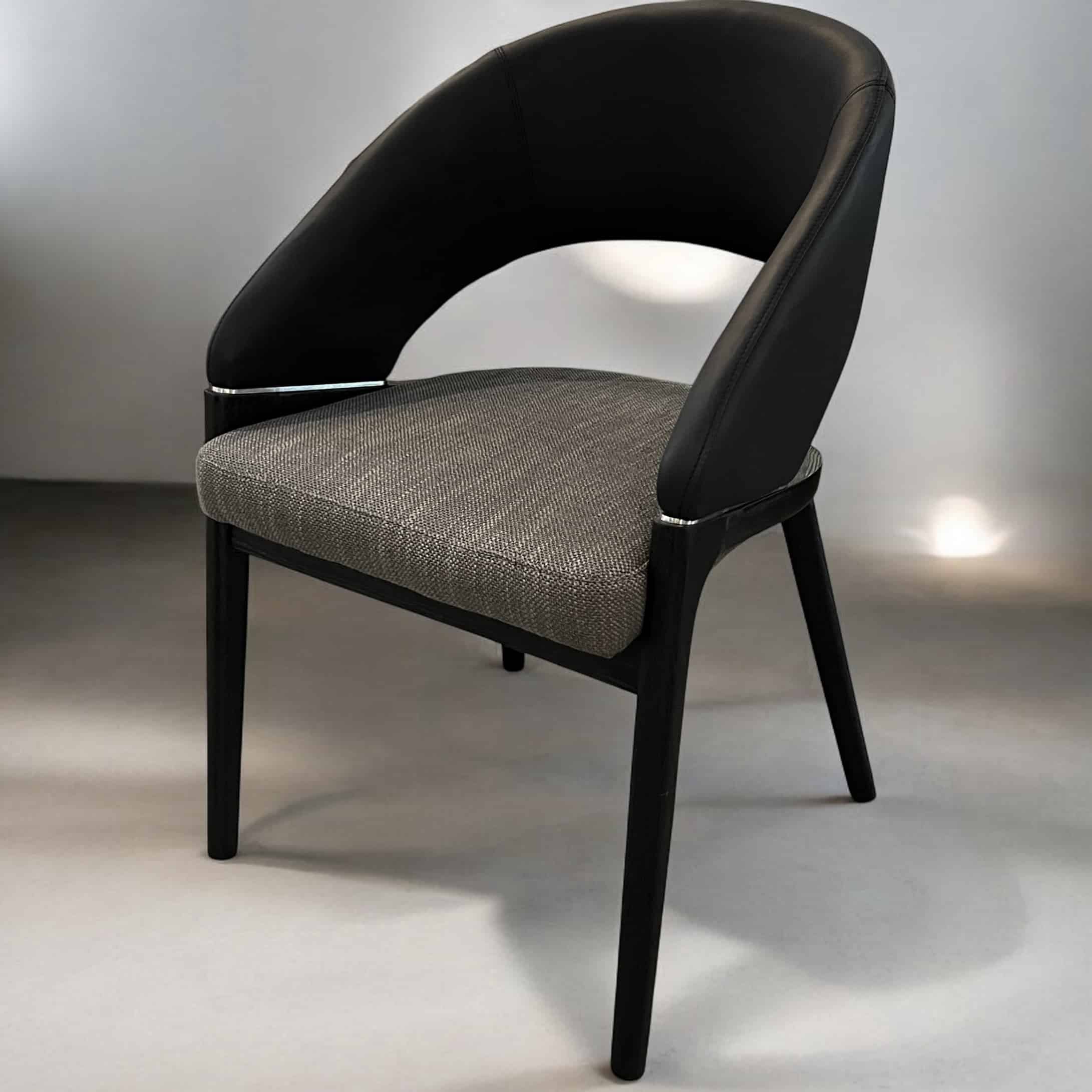 כסא דונה מושב אריג אפור גב דמוי עור שחור דגם סופיטל