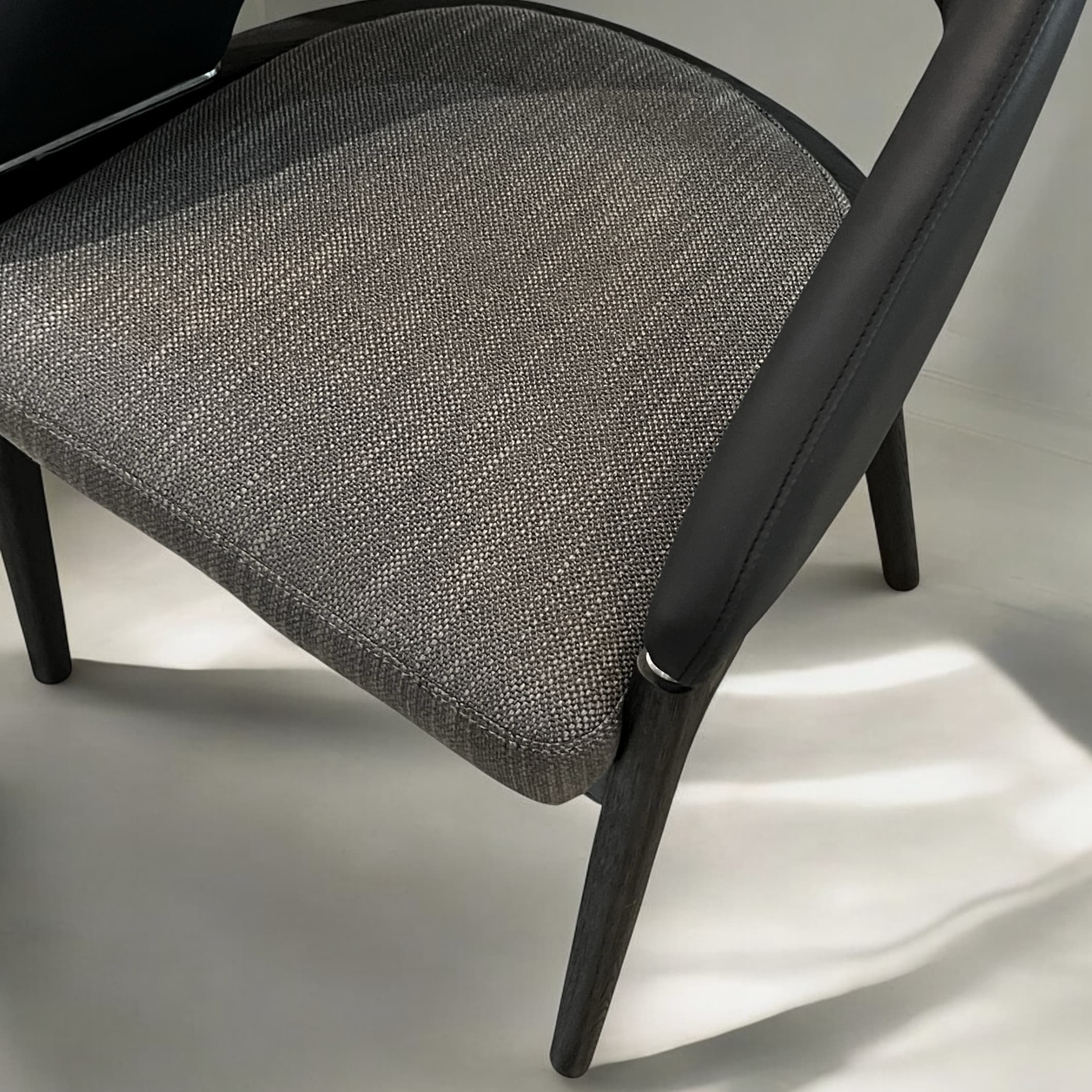 כסא דונה מושב אריג אפור גב דמוי עור שחור דגם סופיטל