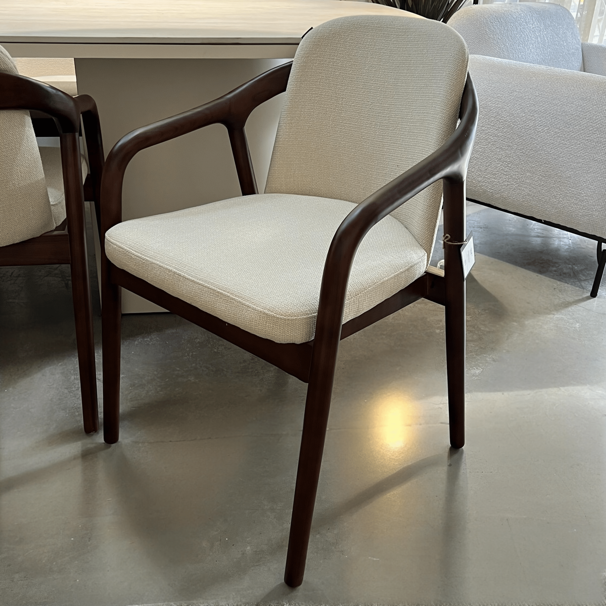 כיסא מעוצב קסיאס אגוז בד אריג בז דגם סופיטל