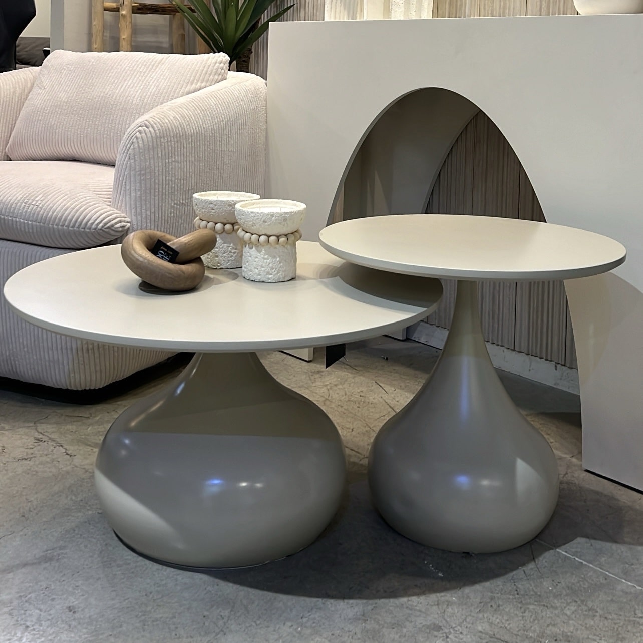 סט שולחנות סלון עגולים גוון אבן רגלי צוואר דק דגם סופיטל סט שולחנות סלון עגולים גוון אבן רגלי צוואר דק דגם סופיטל