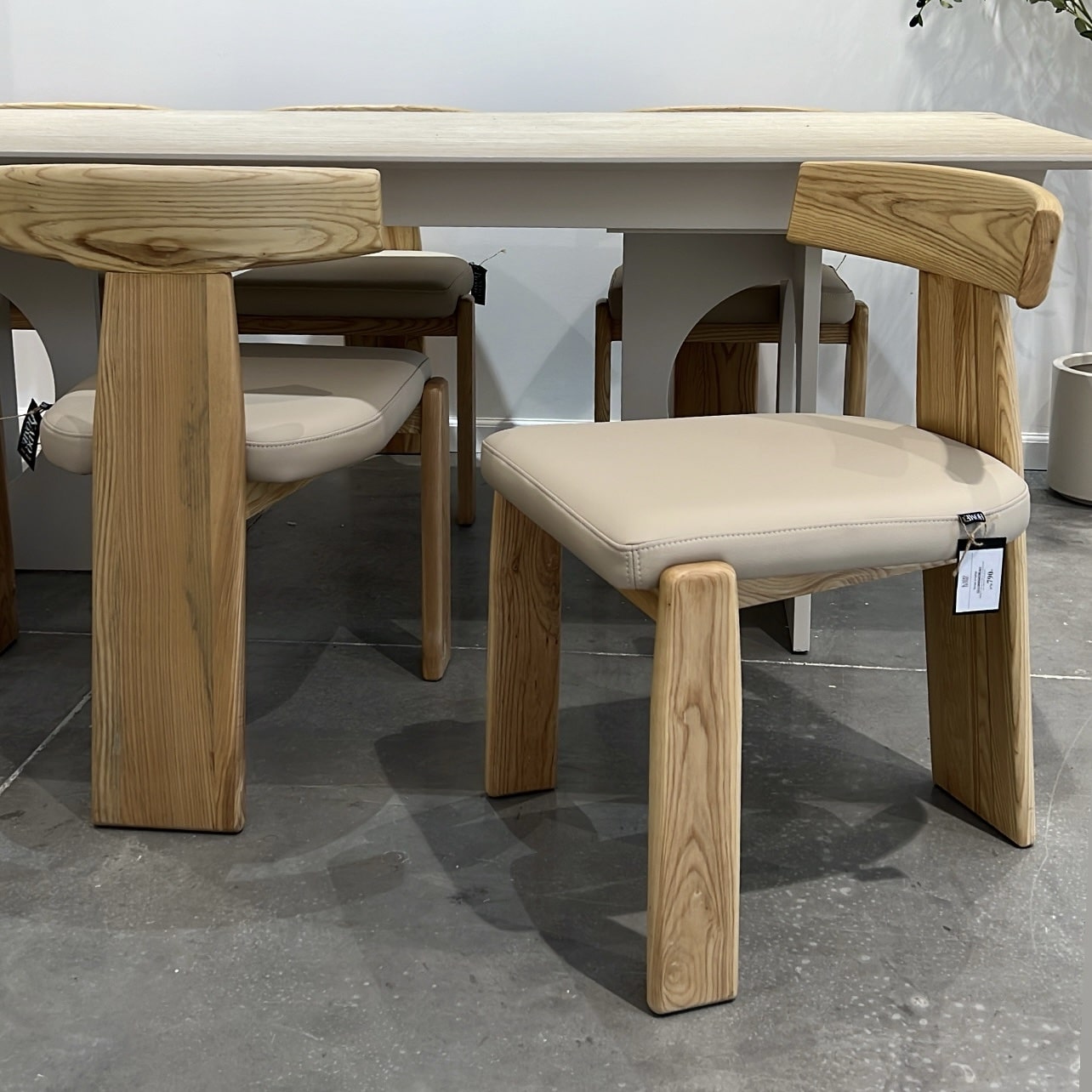 כסא בוטושן דמוי עור אבן רגל עץ אלון דגם סופיטל