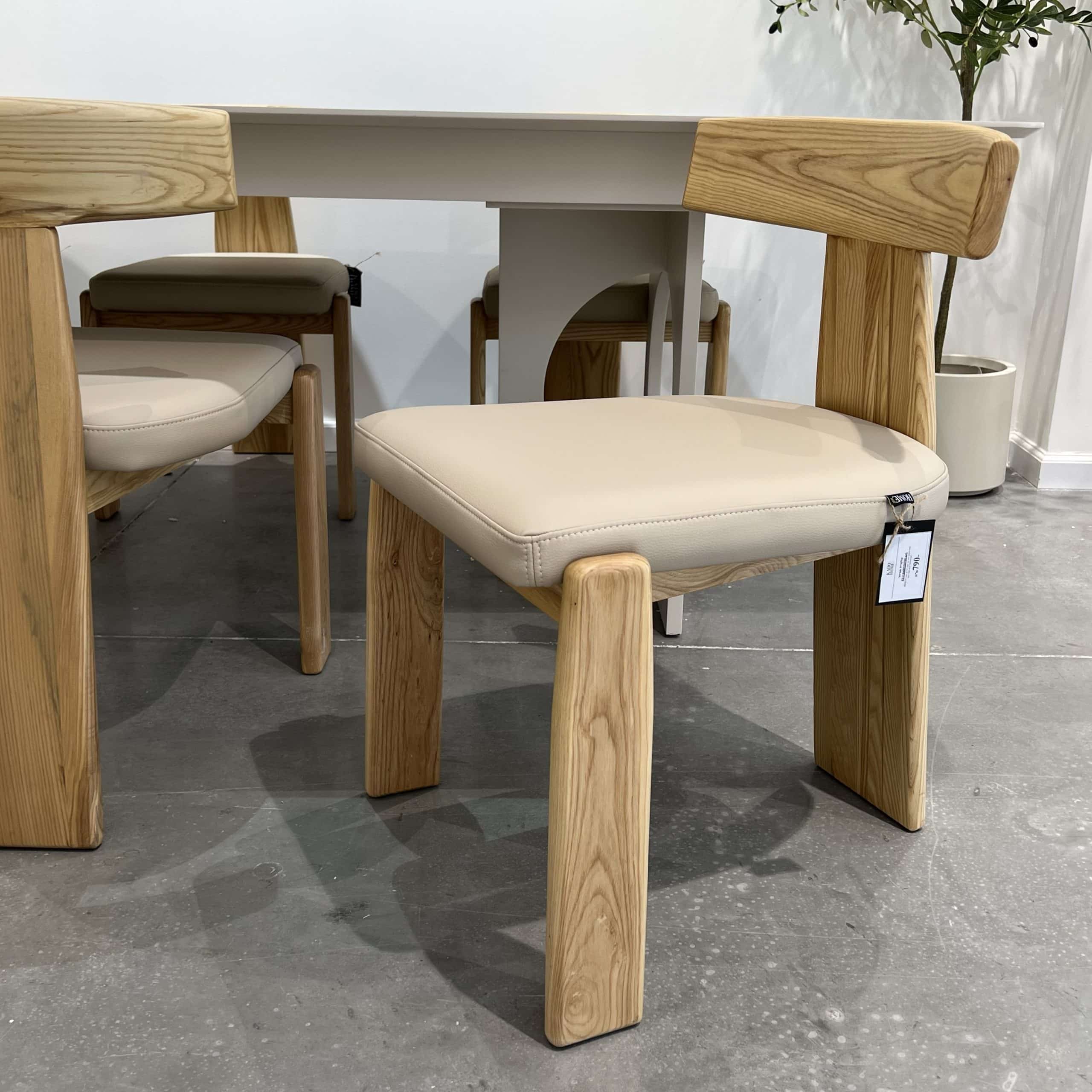 כסא בוטושן דמוי עור אבן רגל עץ אלון דגם סופיטל