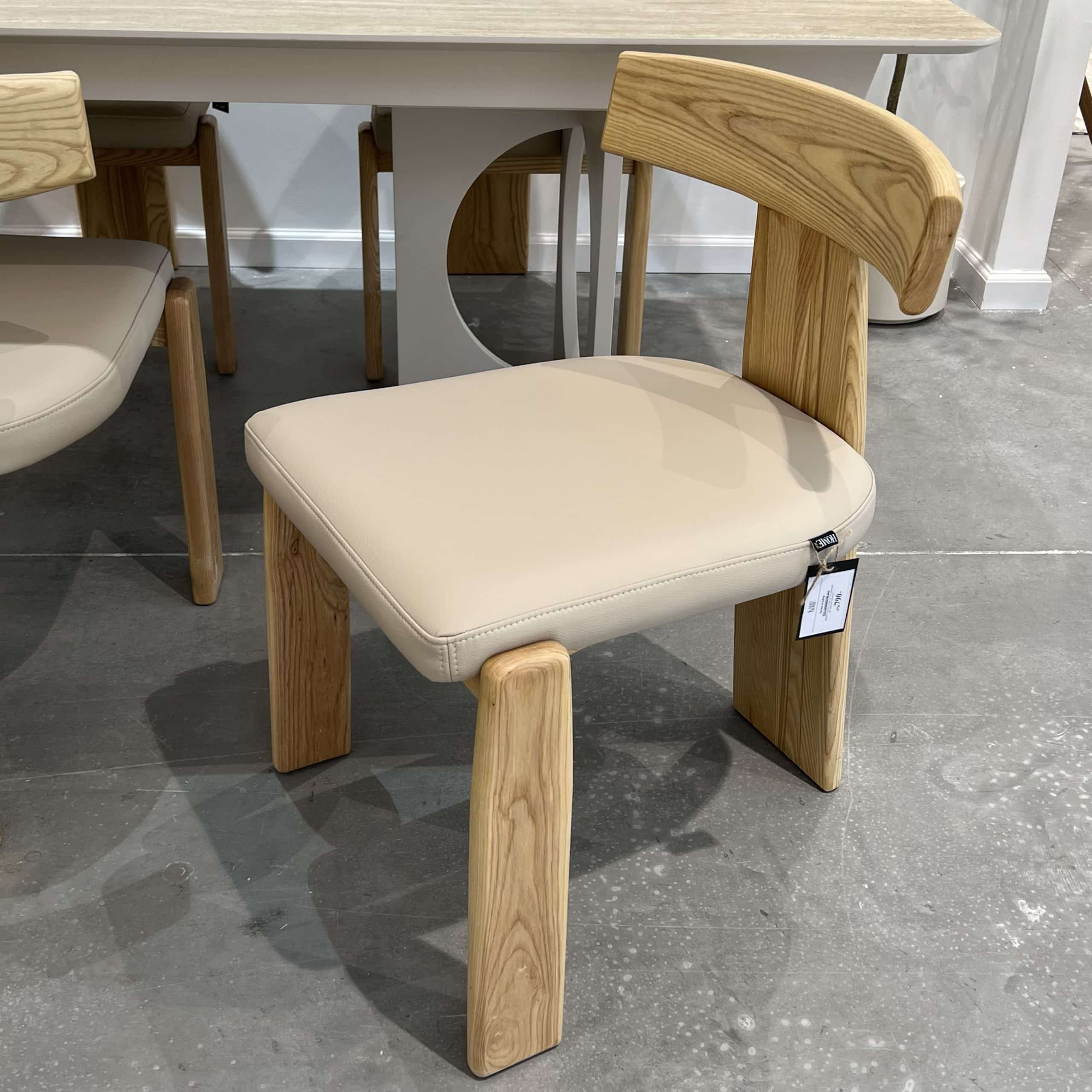 כסא בוטושן דמוי עור אבן רגל עץ אלון דגם סופיטל