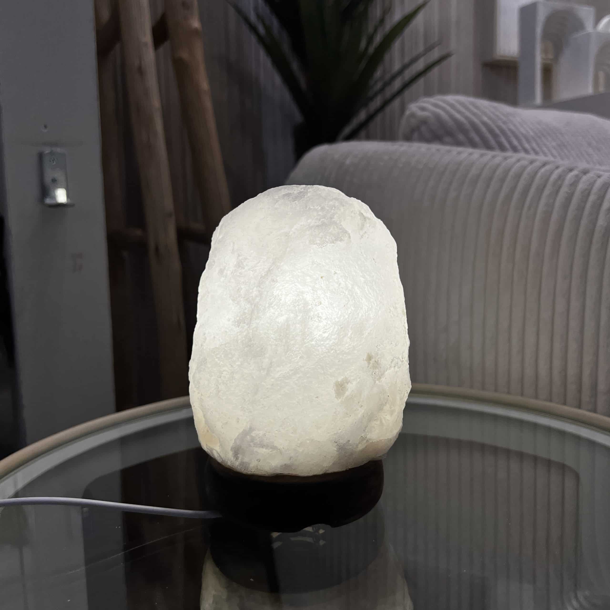 מנורה אבן מלח בסיס עץ דגם איקו מנורה אבן מלח בסיס עץ דגם איקו