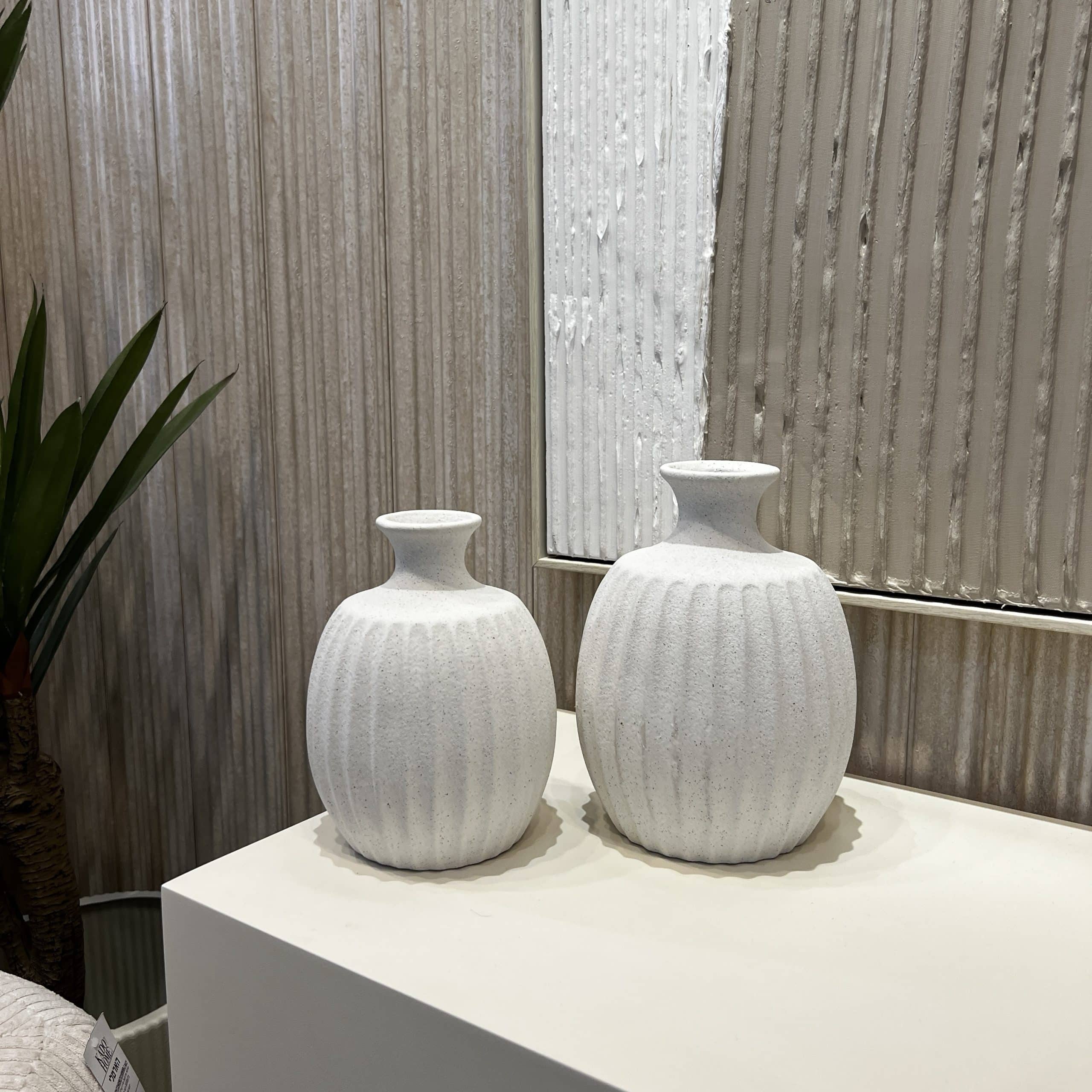 כד קרמיקה לבן חריטות לאורך דגם איקו כד קרמיקה לבן חריטות לאורך דגם איקו