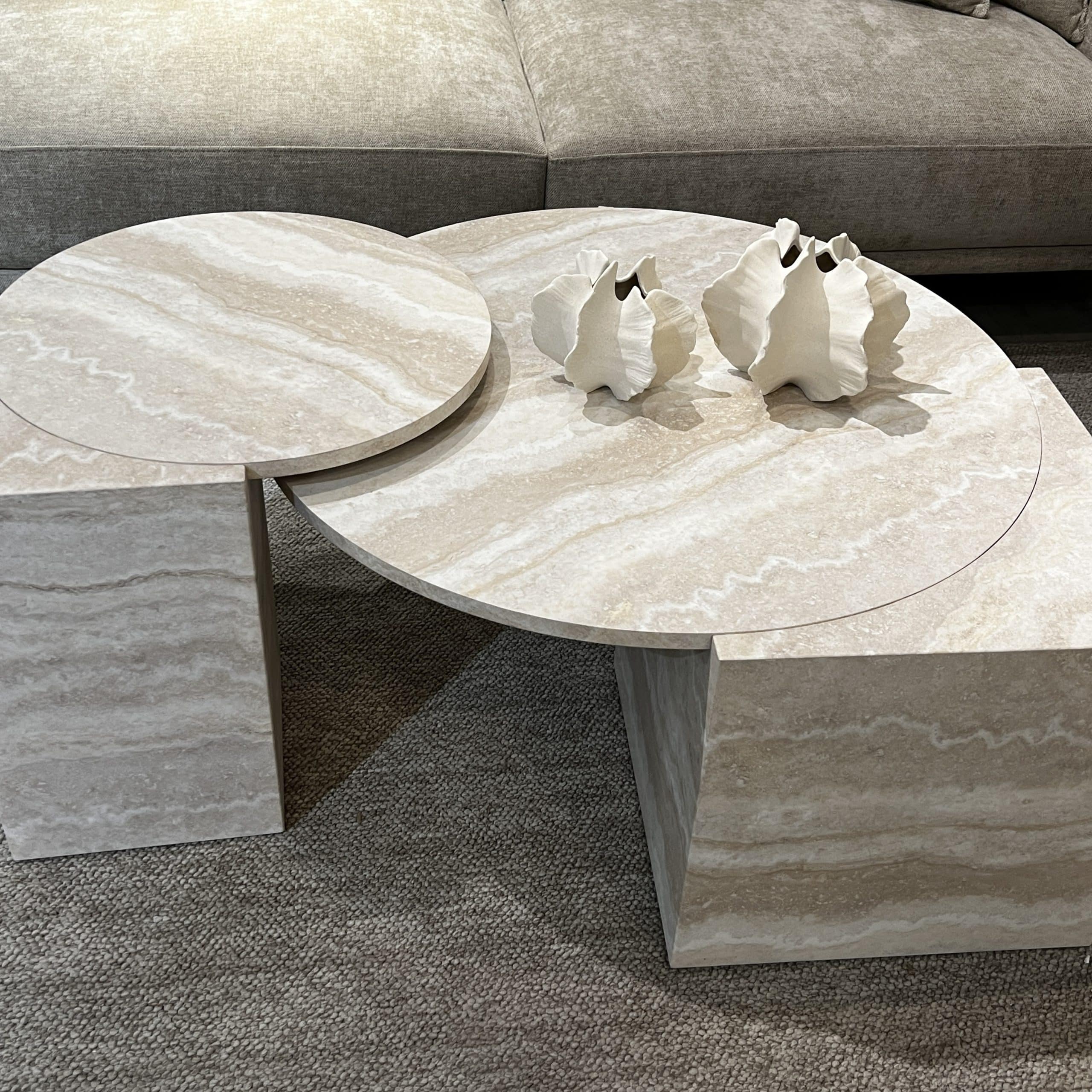 סט שולחן סלון ונשכן טרוורטין יוקרתי דגם סופיטל - מלאי מגיע 25.10.25 סט שולחן סלון ונשכן טרוורטין יוקרתי דגם סופיטל - מלאי מגיע 25.10.25