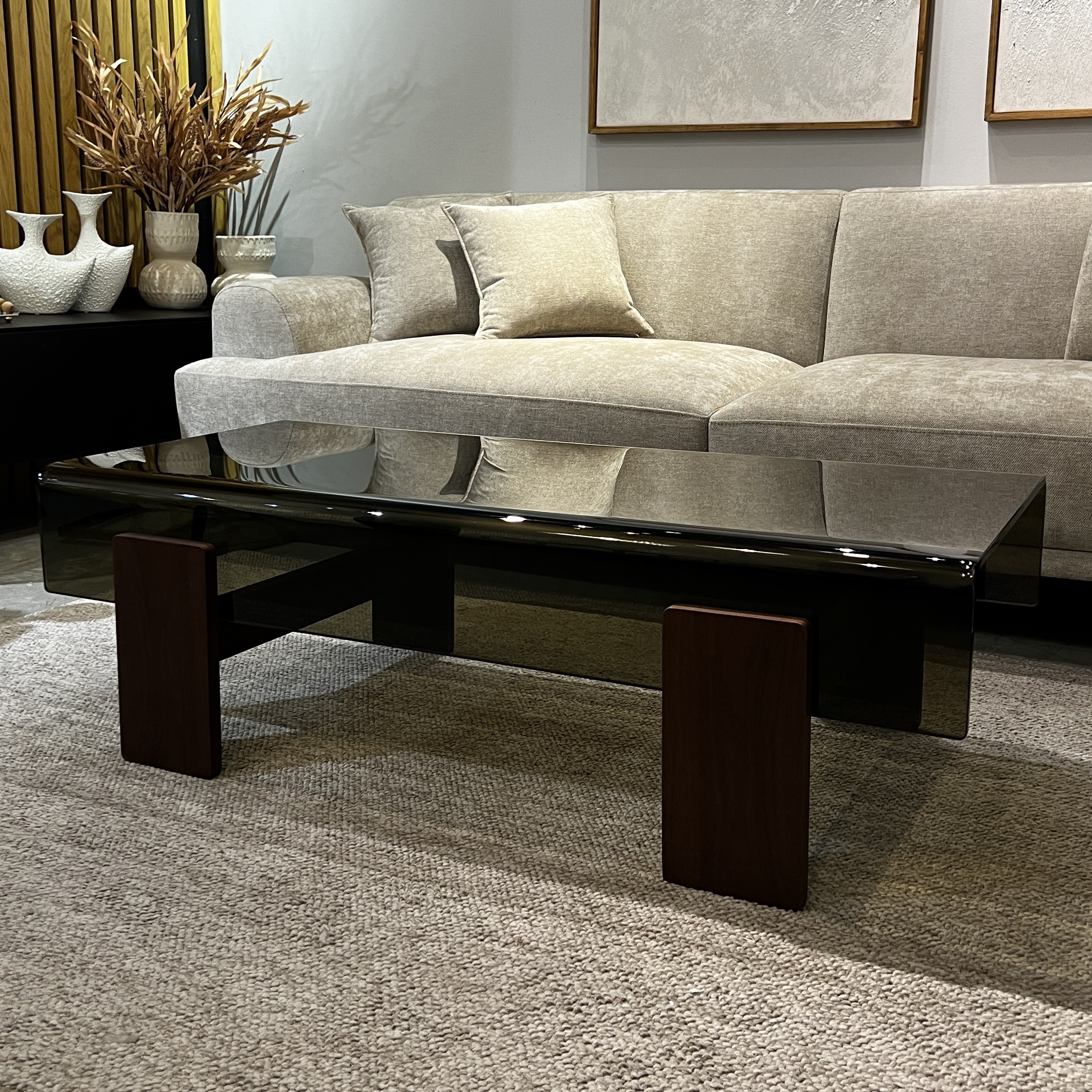 שולחן סלון יוקרתי מלבני זכוכית חומה רגלי עץ דגם פלור שולחן סלון יוקרתי מלבני זכוכית חומה רגלי עץ דגם פלור