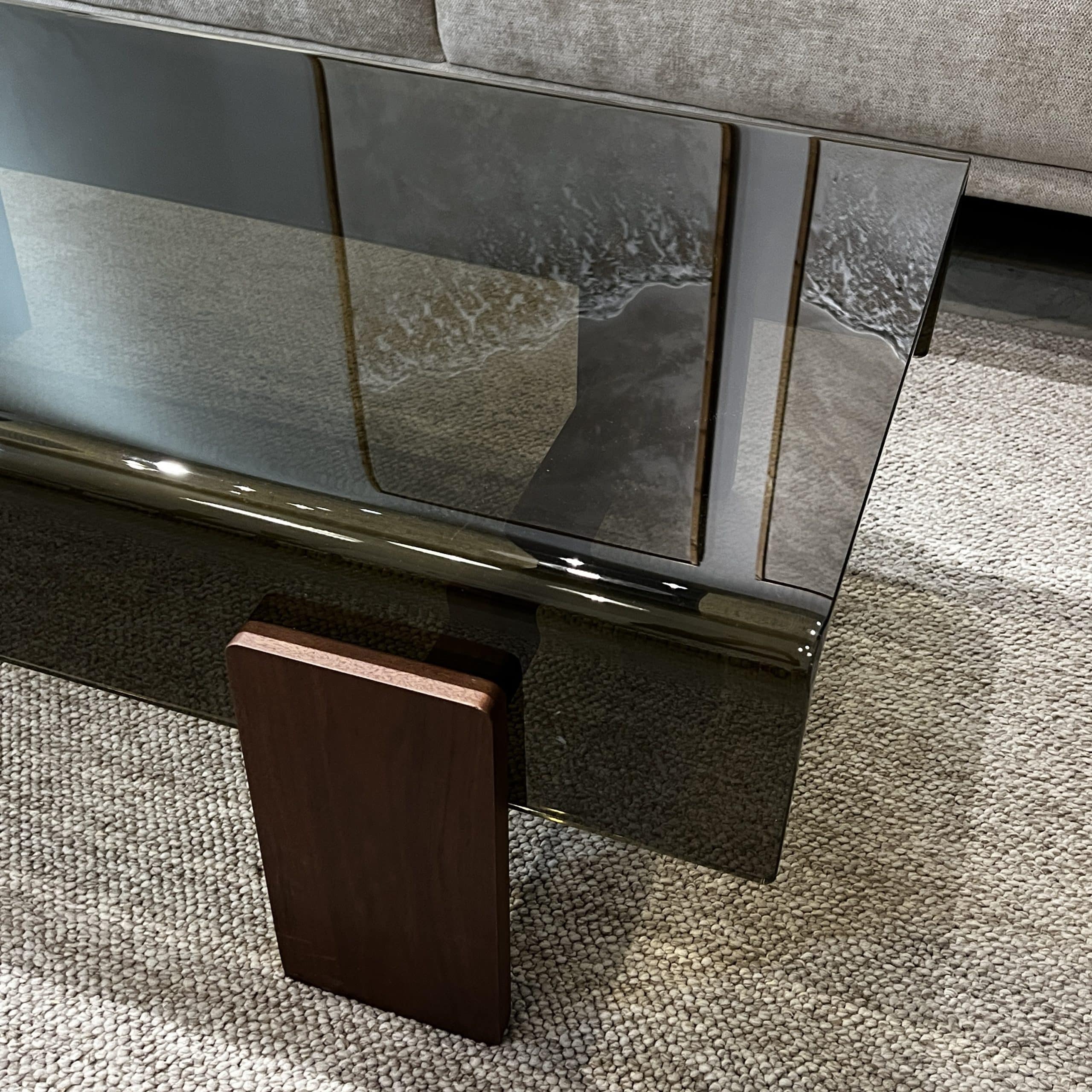 שולחן סלון יוקרתי מלבני זכוכית חומה רגלי עץ דגם פלור