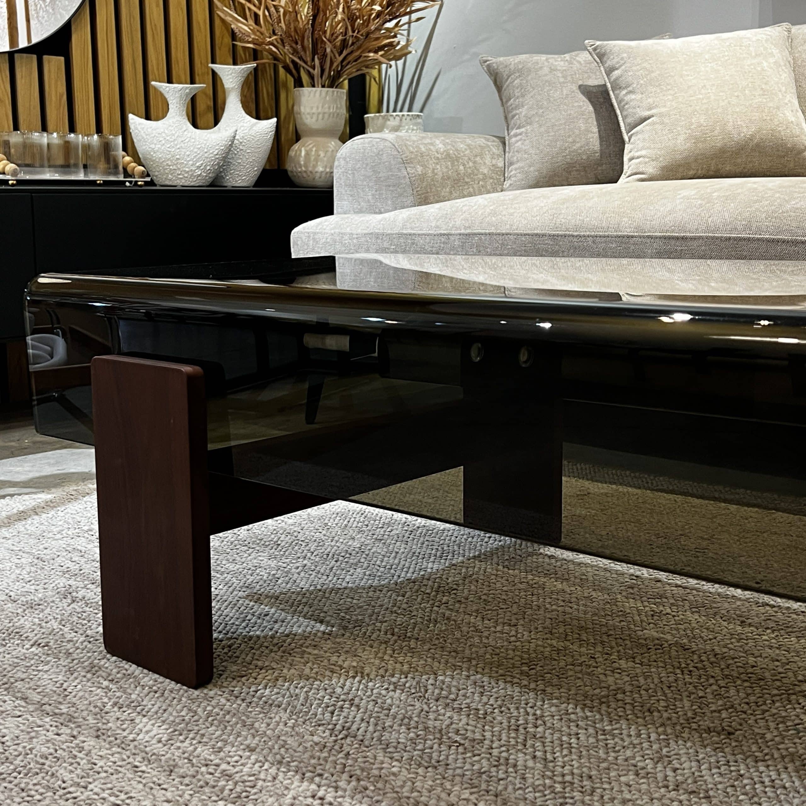 שולחן סלון יוקרתי מלבני זכוכית חומה רגלי עץ דגם פלור שולחן סלון יוקרתי מלבני זכוכית חומה רגלי עץ דגם פלור