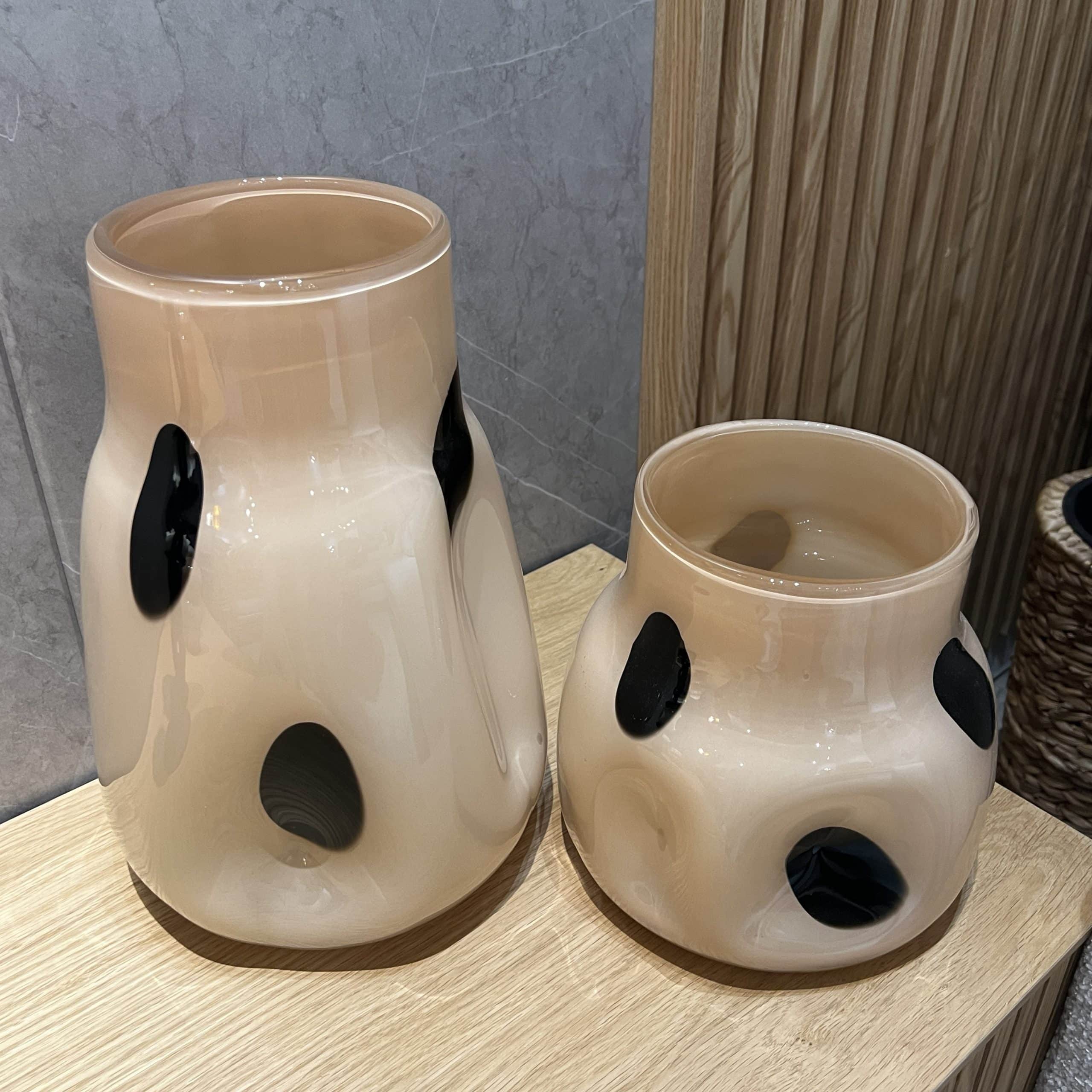 כלי זכוכית מעוצב ניוד נקודות שחורות דגם איקו כלי זכוכית מעוצב ניוד נקודות שחורות דגם איקו