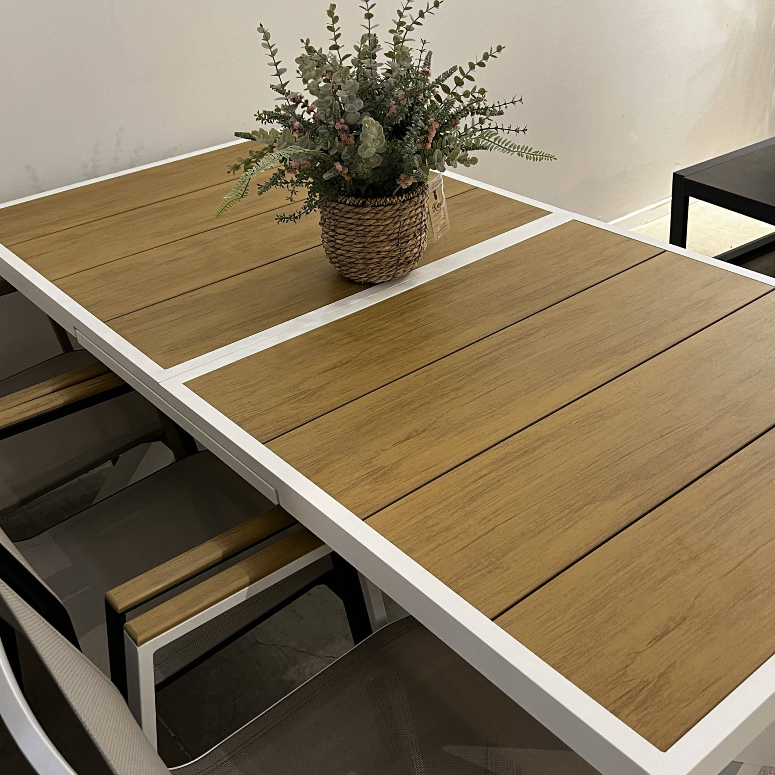 שולחן אוכל חוץ נפתח אלומיניום לבן פלטה עץ דגם סופיטל שולחן אוכל חוץ נפתח אלומיניום לבן פלטה עץ דגם סופיטל