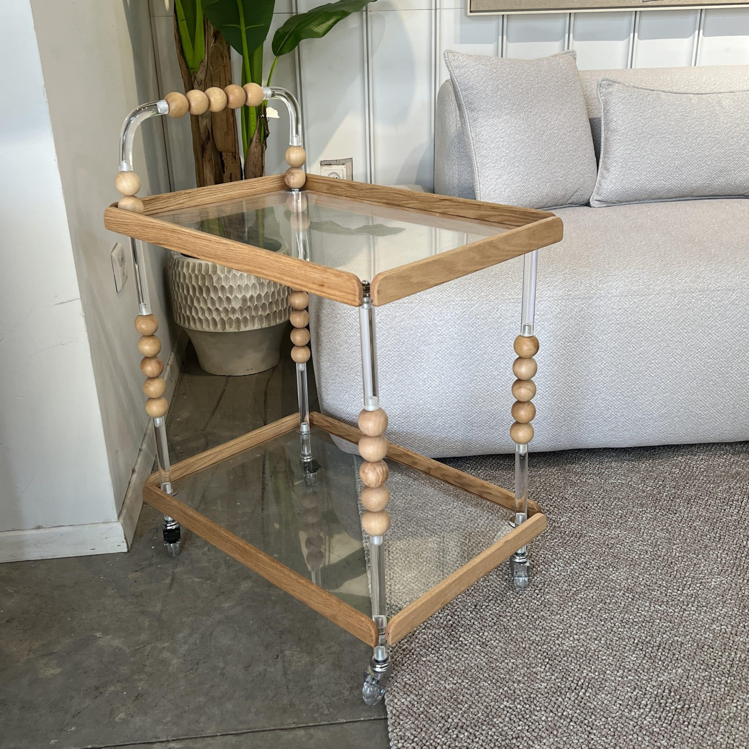 עגלת משקאות מעוצבת מלבנית אקריל בשילוב עץ עיטורי כדורים דגם איקו עגלת משקאות מעוצבת מלבנית אקריל בשילוב עץ עיטורי כדורים דגם איקו